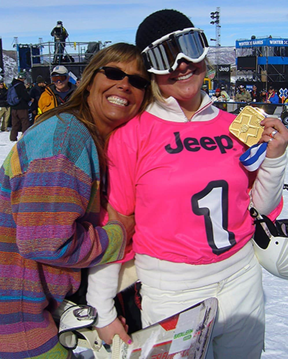 ジェイミー・アンダーソンさんのインスタグラム写真 - (ジェイミー・アンダーソンInstagram)「So damn grateful! 🙌  After 17 years competing  @xgames this win feels as good as when I won my first Slopestyle gold, alongside my sister @joantreacy who won boarder-cross the same day in 2007! I believe we’re still the only siblings to have ever won gold medals the same day, our family was loosing it! Huge shout out to my family, friends and sponsors! 💙 📷 @mr___skin」1月30日 13時56分 - jamieanderson