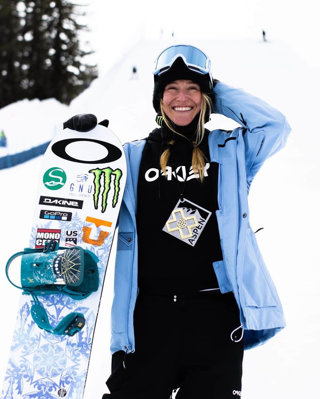ジェイミー・アンダーソンのインスタグラム：「So damn grateful! 🙌  After 17 years competing  @xgames this win feels as good as when I won my first Slopestyle gold, alongside my sister @joantreacy who won boarder-cross the same day in 2007! I believe we’re still the only siblings to have ever won gold medals the same day, our family was loosing it! Huge shout out to my family, friends and sponsors! 💙 📷 @mr___skin」