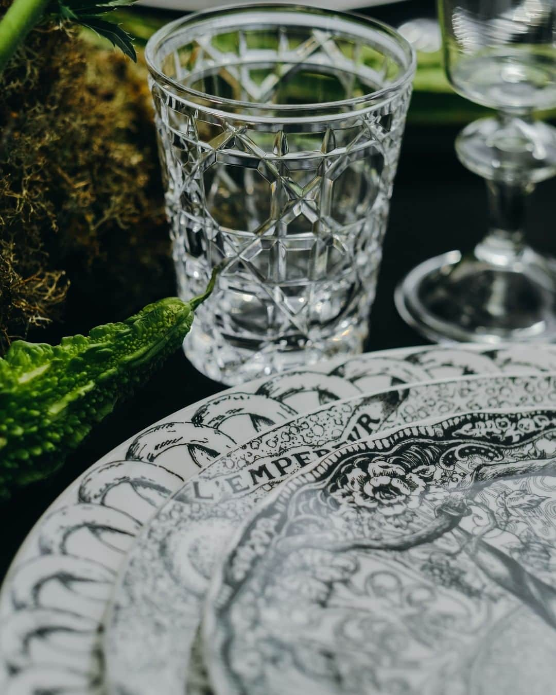 クリスチャンディオールさんのインスタグラム写真 - (クリスチャンディオールInstagram)「Cut-glass tumblers incised with the iconic 'Cannage' motif provide the perfect pairing to the densely detailed, black and white interpretations of tarot arcana by @PietroRuffoArtist that grace the range of plates from the new @DiorMaison 'Constellation' collection. Tap the link in bio for more.」1月30日 14時00分 - dior