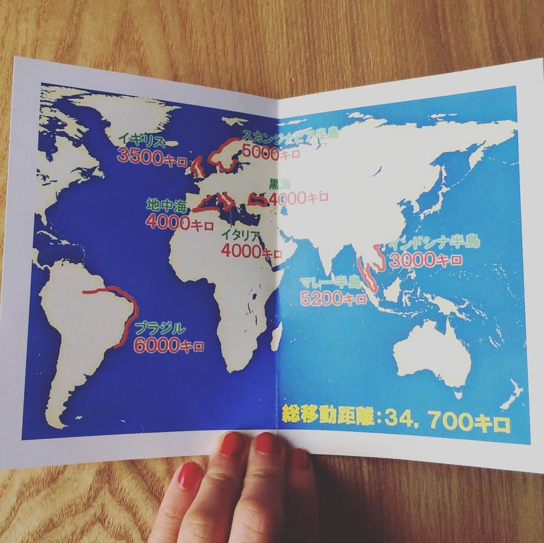 野村佑香さんのインスタグラム写真 - (野村佑香Instagram)「⛴「ぐるっと』した距離は地球一周分🌏  26歳からの5年間で8回『ぐるっと』させていただいた総距離はおよそ347000キロ⛴  この冊子は、ぐるっとシリーズの打ち上げでいただいたもの👑  『あぁ、たくさん旅したなぁ〜』という想いと、 『まだまだ、行ってないところたくさんあるんだなぁ。世界は広い』という想いが交錯します。  2月の3日と10日（水）に再放送するのは、ぐるっとシリーズの最後に旅した『地中海編』です✨  前編はフランスのマルセイユから出発してスペインを。 そして後編はモロッコ〜チュニジアを船旅いたします⛴  ぜひ、乗船してくださいませ❤️  この再放送祭りを観ていて いつか、また世界地図のどこか沿岸部を一筆書きしたいなぁという気持ちがウズウズと…💓  そして、イタリア編以外の回もDVD化してほしいなぁ。 副音声で声入れとかしたいなぁ笑 ぜひとも、お願いしますBSプレミアムさん🙇‍♀️笑  #願い#言葉にしてみる#風水的にもそれが大事って言っていたし#ぐるっと#再放送#ぐるっとシリーズ#船旅」1月30日 14時00分 - nomuyuu