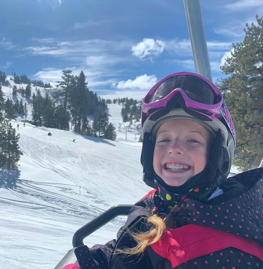 サニー・ペラントのインスタグラム：「So I had the best day skiing!!! My brother is a snowboarder and got a video of me working on my turning! I haven’t skied since I broke my arm and I was nervous but had THE BEST TIME!!! I’m so glad I gave it another chance! Never give up!! What a BEAUTIFUL day!!! #godisgood #sunnietheskier #snowday #mountaintop #skiday #imaskier #familyday #pelantkids #ihavethebestsiblings #getoutside」