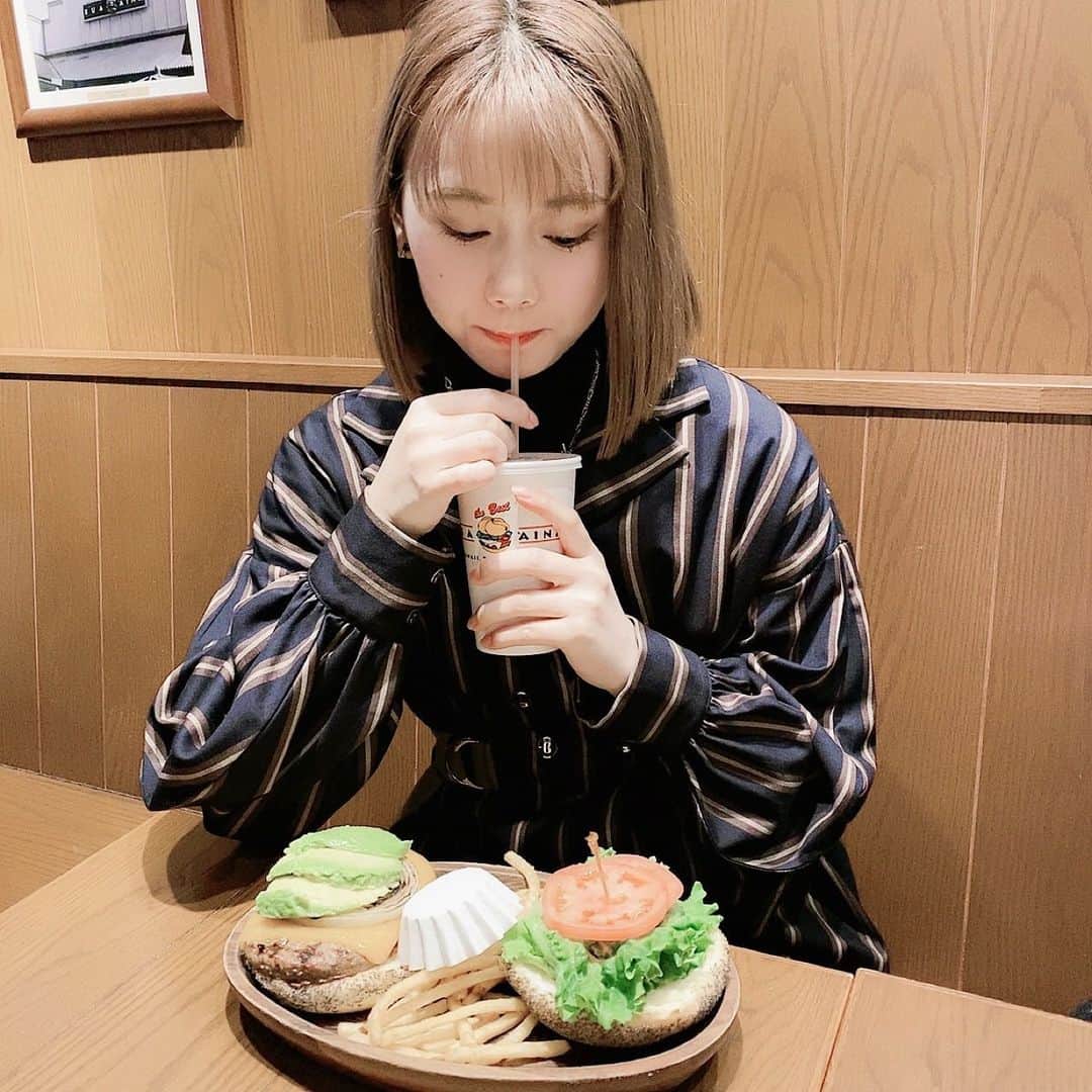 松本慈子のインスタグラム：「* お昼だね。お腹空きすぎた。。 はらぺこあおむし発動🐌  #ハンバーガー #アボカドバーガー #クワアイナ #humberger #kuaaina」