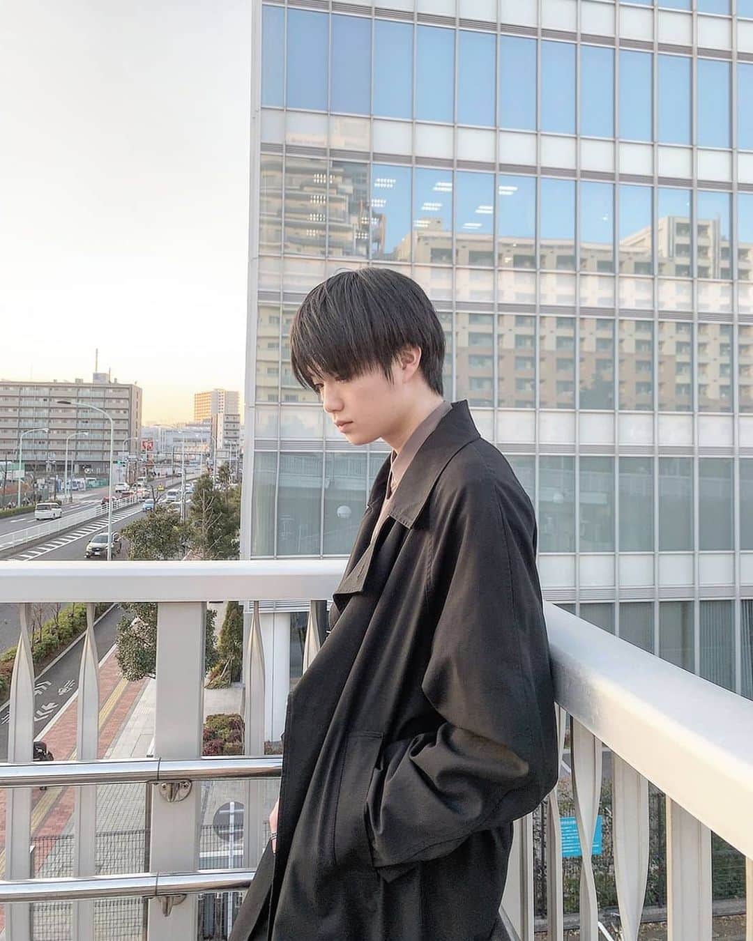 外山将平のインスタグラム：「天気がいい日は ついつい寝過ぎちゃいます…  それに寒いと余計に お布団から出れない…🤗  #こんにちは#俳優#外山将平#fashion#今日の外山#写真#韓国#韓国ファッション#リヴァイ#お家時間#ブラックコーデ」
