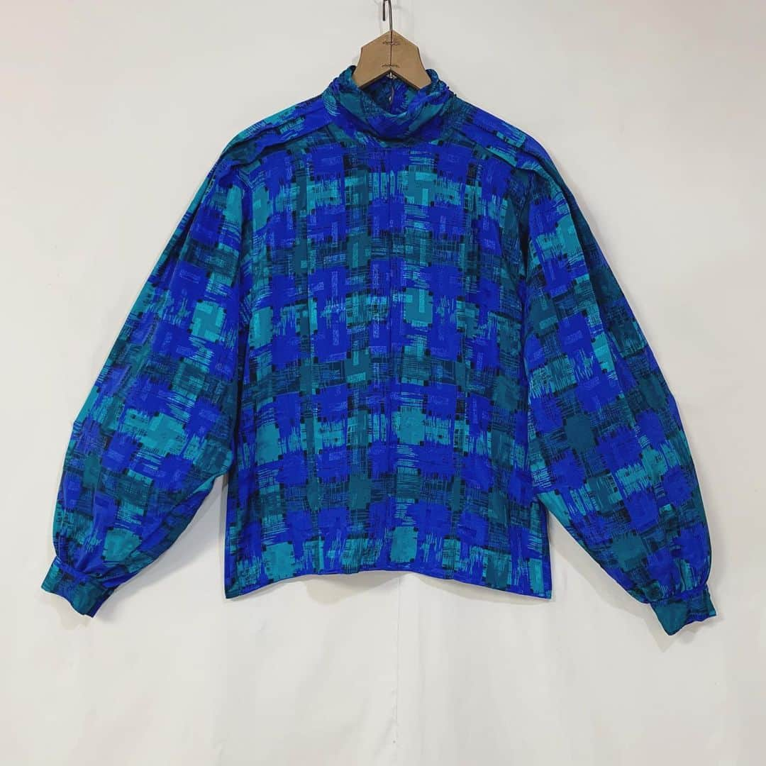 i nouのインスタグラム：「. SOLD.  volume sleeve print blouse #inou_vintageclothing」