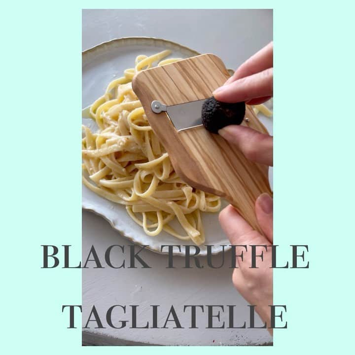 チョン・ヘヨンのインスタグラム：「👩🏻‍🍳오늘의 점심 만들기 black truffle tagliatelle I🖤truffle so much 샘킴의 레시피로 뚝딱」