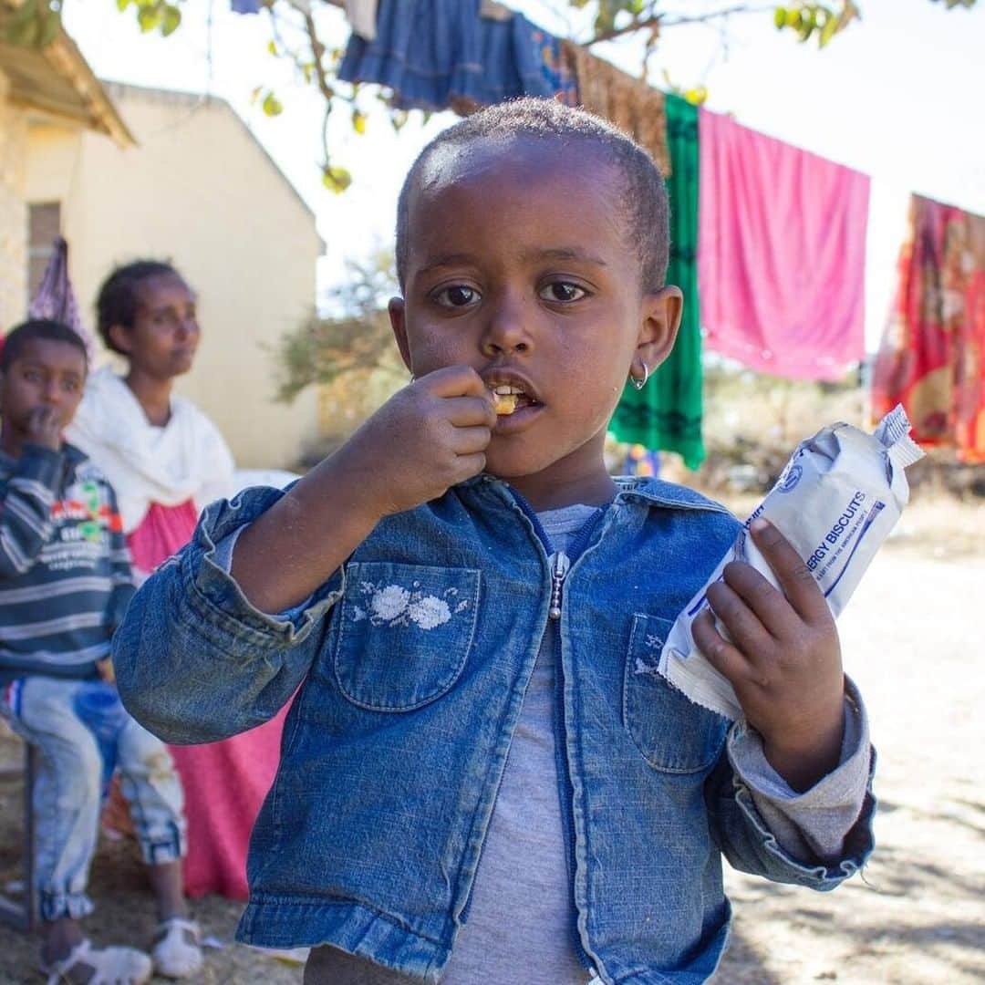 unicefさんのインスタグラム写真 - (unicefInstagram)「Milen, 3, is eating a high energy biscuit to boost her nutrition levels at a make-shift camp for families displaced by violence in Ethiopia's Tigray region. ⠀ ⠀ Despite deep challenges caused by conflict and COVID-19, UNICEF is working with partners to deliver safe water, health and nutrition supplies.⠀ ⠀ Yet after months of blockages, it's only a fraction of what's needed. To save lives, we must have continued access into the region. @unicefethiopia  ⠀ © UNICEF/UN0409573/Leul Kinfu⠀ © UNICEF/UN0405794/Leul Kinfu⠀ © UNICEF/UN0405791/Leul Kinfu」1月30日 14時10分 - unicef