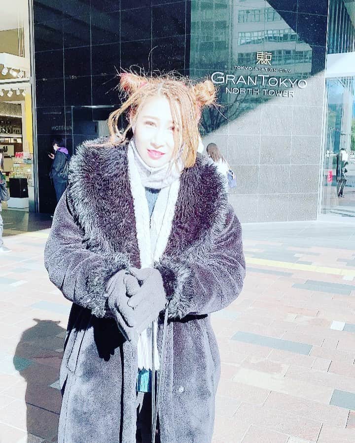 赤崎ティナ（西浦舞由美）のインスタグラム：「マネージャー撮影です👐 場所はー？って、言って大丈夫か？と思いながら、「東京〜（そりゃそうだわと思い）駅！w」と答えました😂 風が冷たい🧊🧊 いつもこんな感じです💁‍♀️ #シンガーソングライター #赤崎ティナ #クレティナ #打ち合わせ #東京 #東京駅 色々打ち合わせして沢山話してら「この子、無敵だわ。」って言ってもらえた😭 ありがとうございます😭！ 頑張らなきゃ😭✨✨ #結果に残してすべて結果」