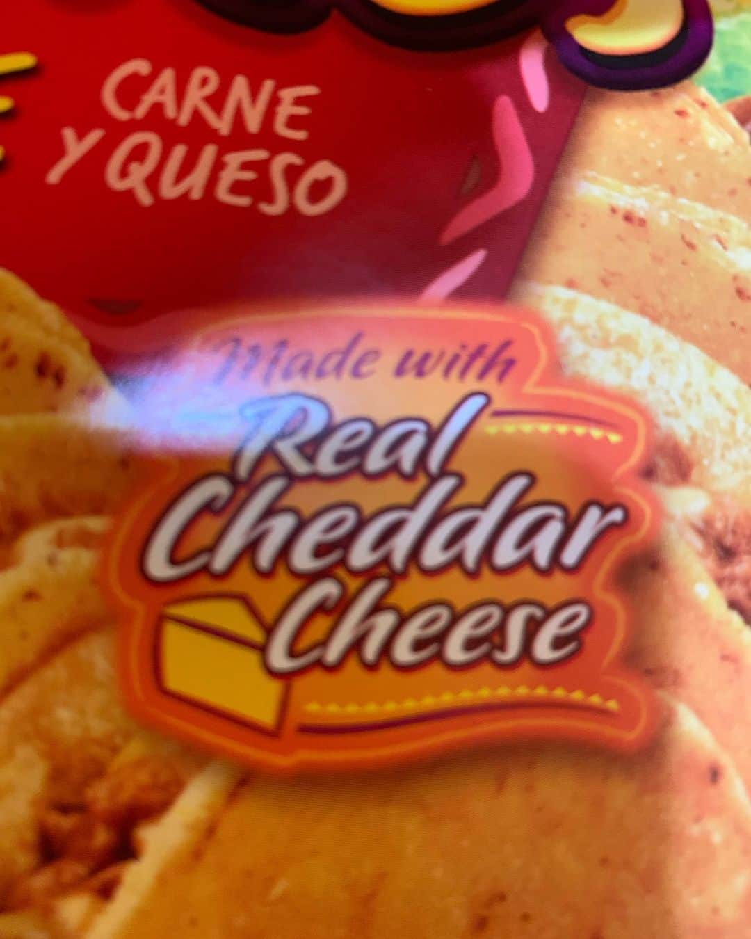 レイチェル・ボランさんのインスタグラム写真 - (レイチェル・ボランInstagram)「While I’m reading this I’m starting to think that there were so many edible lies when I was a kid. Why do they have to say “Real Cheese”? #whatisfakecheese」1月30日 14時11分 - officialrachelbolan