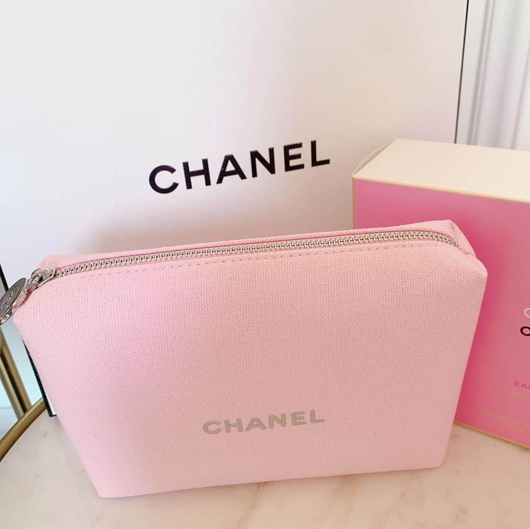 SPARAさんのインスタグラム写真 - (SPARAInstagram)「ずっと愛用しているChanelのチャンスオータンドゥルのオードゥパルファムと限定ポーチセットをプレゼントで頂きました♡♡♡ 嬉しいプレゼント♡♡♡ ポーチも可愛いし香りも愛用してるものだから嬉しすぎる♡♡♡ 本当この香り大好きでずっと使っています♡  #Chanel#ChanelChance#シャネルチャンス#チャンスオータンドゥル#限定セット」1月30日 14時22分 - spara_aco