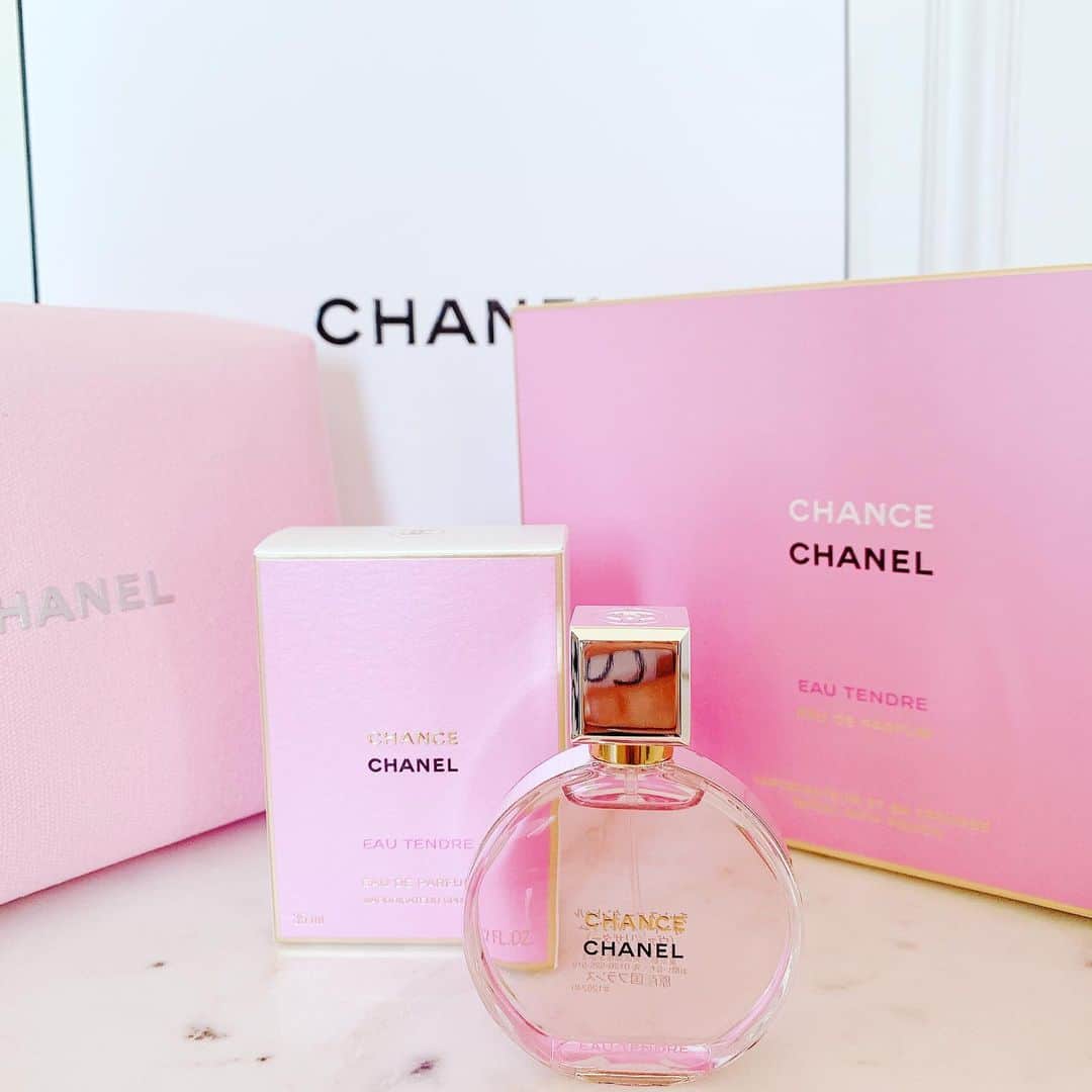 SPARAさんのインスタグラム写真 - (SPARAInstagram)「ずっと愛用しているChanelのチャンスオータンドゥルのオードゥパルファムと限定ポーチセットをプレゼントで頂きました♡♡♡ 嬉しいプレゼント♡♡♡ ポーチも可愛いし香りも愛用してるものだから嬉しすぎる♡♡♡ 本当この香り大好きでずっと使っています♡  #Chanel#ChanelChance#シャネルチャンス#チャンスオータンドゥル#限定セット」1月30日 14時22分 - spara_aco