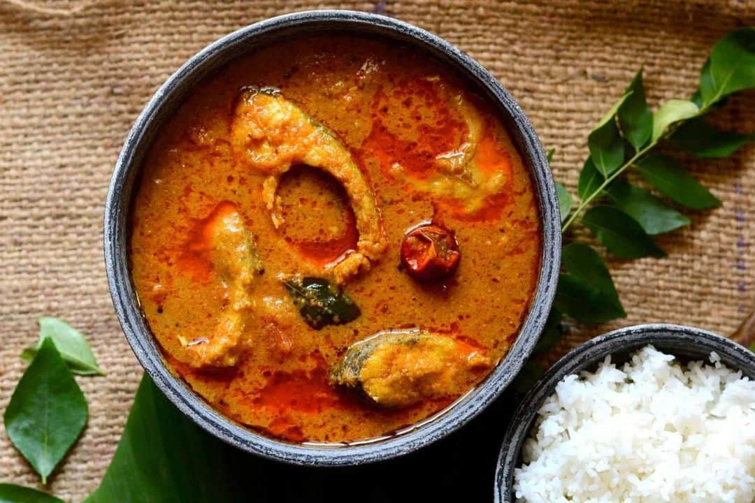 Archana's Kitchenさんのインスタグラム写真 - (Archana's KitchenInstagram)「Chettinad Sura Meen Kuzhambu aka Shark Fish Curry is a quintessential curry dish from the South Indian Cuisine that goes with Chettinad spices and flavours. Typically eaten with plain steamed rice, Shark fish curry is a popular curry dish in entire South India specially Tamil Nadu and Kerala.  Get the recipe from the smart.bio link in my profile @archanaskitchen」1月30日 14時31分 - archanaskitchen