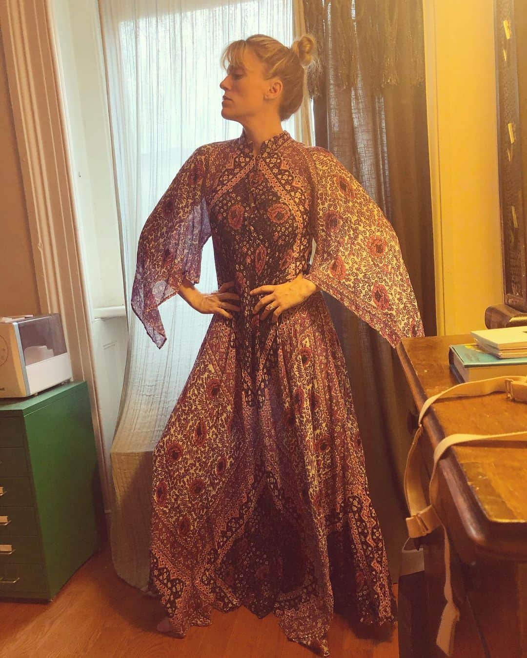 アシュレー・ジョンソンさんのインスタグラム写真 - (アシュレー・ジョンソンInstagram)「It’s my sister’s birthday (@therantinghousewife). She’s the greatest. Here are 10 pictures that will absolutely mortify her.   1. When I was packing up my New York apartment to come back home to Los Angeles, my Mom, sister and niece, surprised me with a visit to help me pack up. My sister did not help me, instead, she decided to try on clothes and do a photoshoot with my Mom.  2. Such grace. Such beauty. Pure elegance. #edgy #décolleté  3. Listen, I have a great head of hair, but my sister was blessed with a head of Unicorn hair that is truly a sight to behold.  4. Time’s Square.  She also has legs for days. She may have got the hair and the legs. But I got the...Long torso and bigger feet. Which definitely makes me coordinated.  5.  Yes, she’s pregnant in an Avatar costume with weird socks/tights on her feet (which are a size FIVE BY THE WAY) and no I will not explain further.  6. The House of Eternal Return aka @meow__wolf  7.  That one time we were sitting in the last row of the plane and when it was time to de-board, I slipped into the bathroom real quick (I really had to pee) and when I came out, the plane was empty and as I was walking off the plane, my sister was sitting in the pilot’s seat with the pilot’s hat on, and honestly that kind of thing is completely normal with my sister.  8. Flying Beauty.  9. We try to take a sister’s trip every year. This was one of my favorites. #bandoliernationalmonument  10. Little known fact, my sister and her husband (my brother in law not to brag) have the same birthday.   I love you, B. You’re incredible and I feel so lucky I get to be your sister.」1月30日 14時29分 - ashleythejohnson