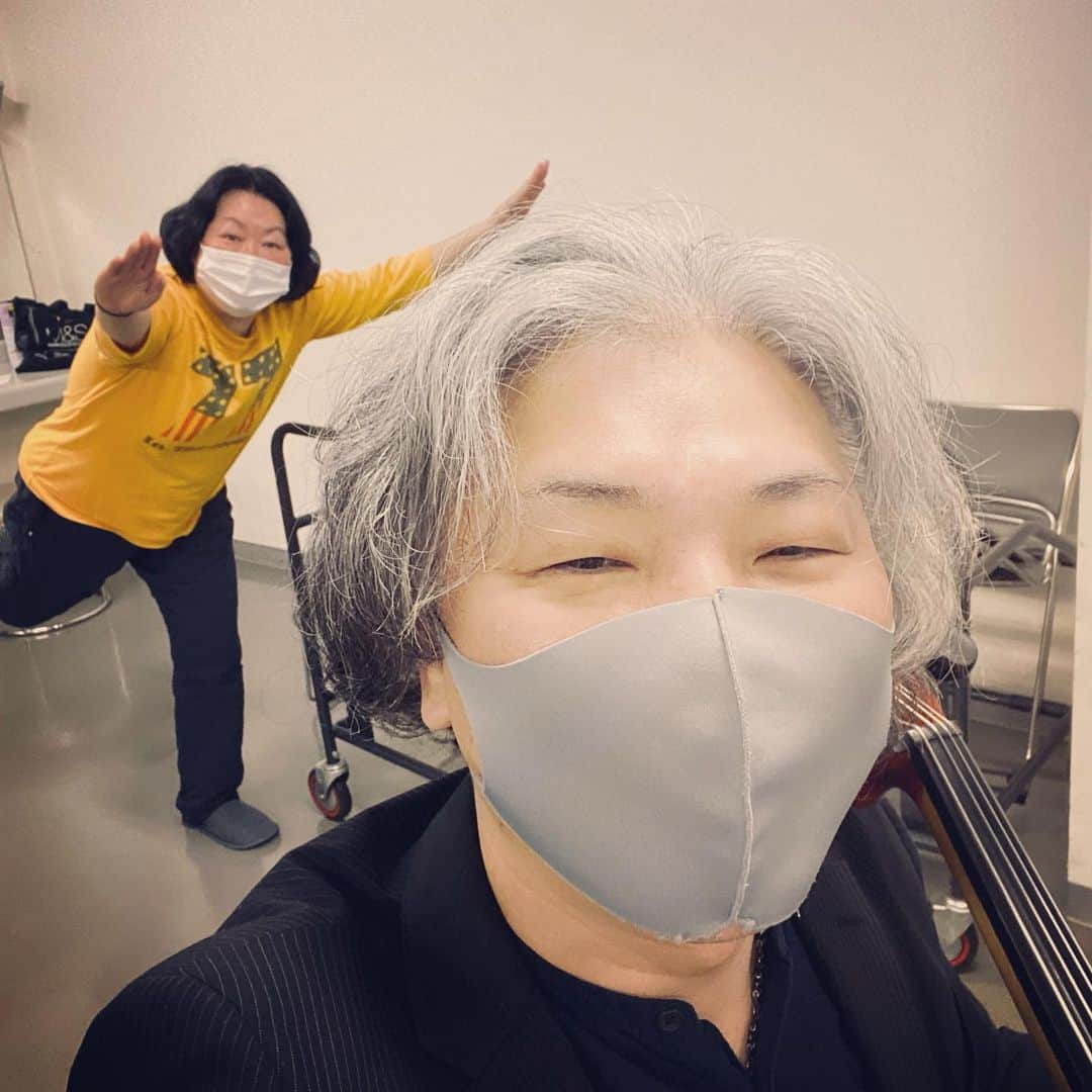 弘田佳孝さんのインスタグラム写真 - (弘田佳孝Instagram)「サウンドチェック終わりました。楽屋で恭ちゃんと十年以上振りの積もる話を。いやーお互い元気で良かった。本番頑張ります。 #イトケン30th #SHADOWHEARTS #ICARO #岸川恭子 itoken30th.skr.jp」1月30日 14時31分 - yoshitakahirota