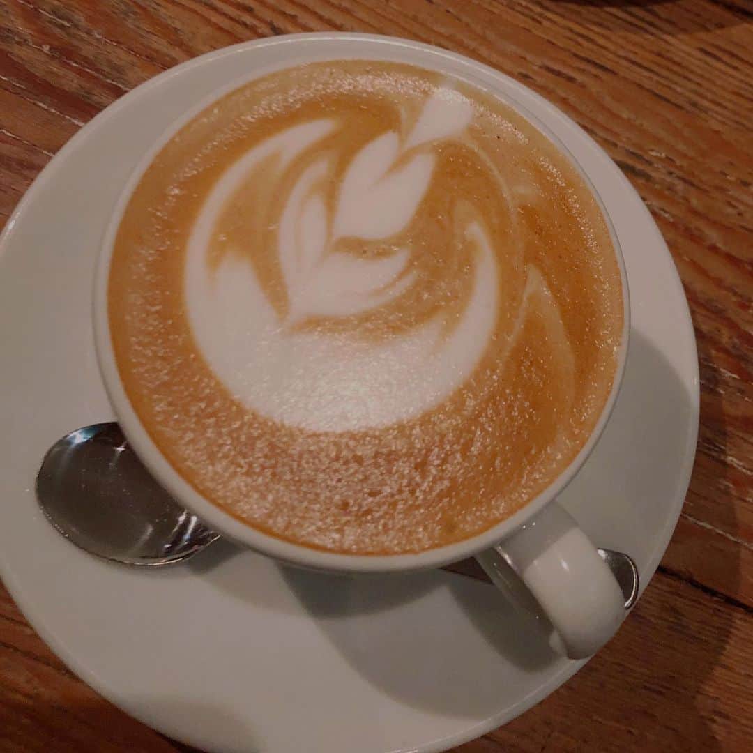 honoka のインスタグラム：「毎日コーヒー飲みたくなるし そろそろ家にコーヒーメーカー置きたくて 探してるんやけど 一人暮らしやしそんな量いらんし なかなか難しいのよな🤔 なんかええのあったら教えて下さい☕️❣️  そしてついに掃除機も壊れてしまい。。😢 新しい子探さないと。。。😢  ショック、、、笑」