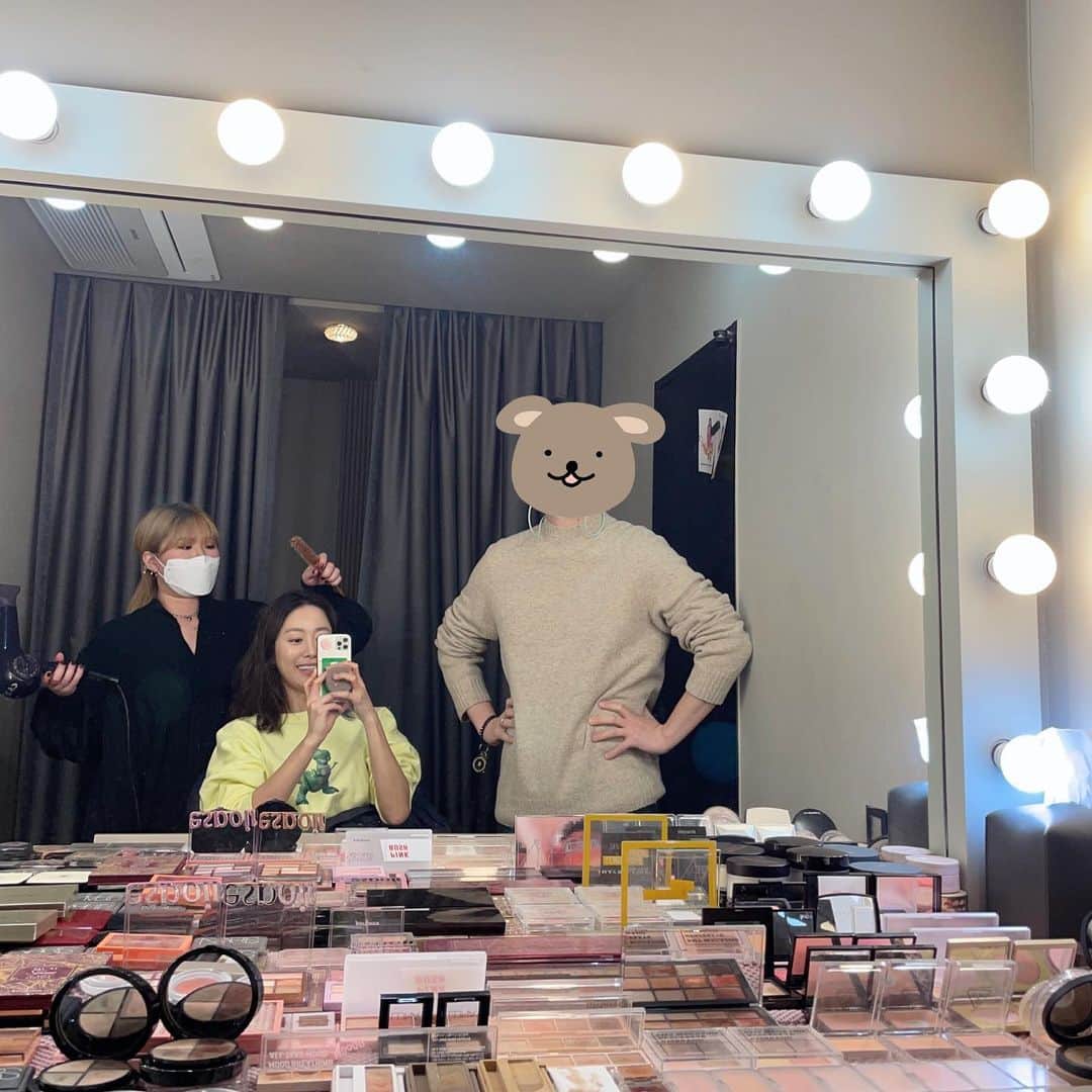 チョン・ヘビンのインスタグラム：「곰돌씨랑 오늘 샵시간이 같아서  마주쳤네용  옆학교 다니는 남친이 울학교 놀러온것 같은 설렘이 🥰😚 ㅋㅋㅋ 우리둘을 이뿌게 책임져 주시는 #순수 #신경미원장님 #건형원장님  감사합니당 우리 남편 잘생겨 보이는건 모두 두분덕분😍😍😍」
