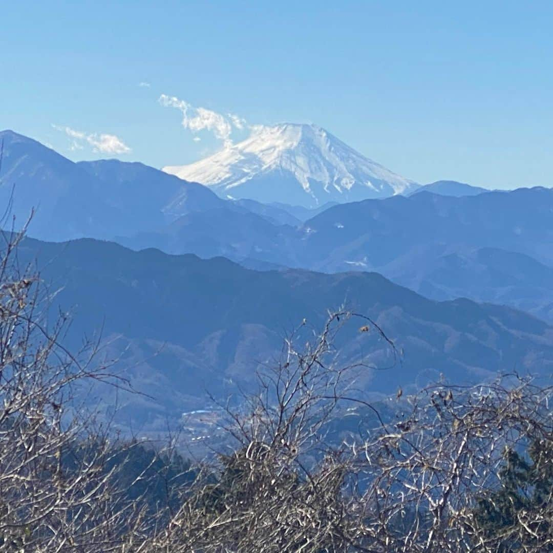 宋美玄さんのインスタグラム写真 - (宋美玄Instagram)「お天気がいいので高尾山へ。稲荷山コースで登りましたが、5歳児でも無理なく登れました。本当はスキレットを持って行ってスモアでも作りたかったですが、重いのでまた今度🍁 #高尾山 #稲荷山コース #霜柱」1月30日 14時33分 - mihyonsongkobe