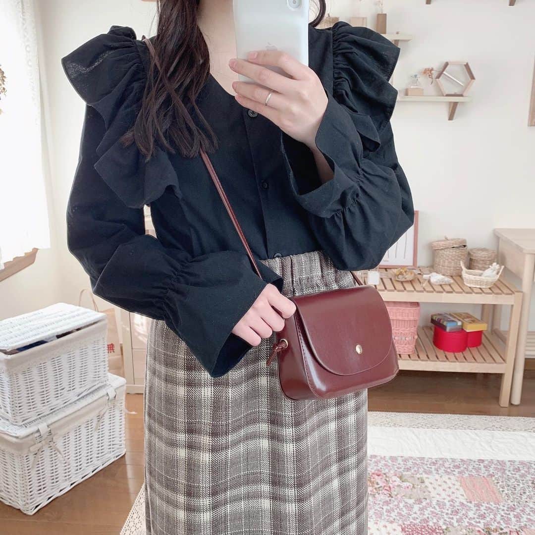 みさねのインスタグラム：「ㅤ いつもと雰囲気違う感じで🍊 ㅤ ブラウスは @fifth_store  スカートとバッグはCham. ㅤ #春コーデ #ブラウスコーデ #fifth #fifthtl #フィフス #ショルダーフリルvネックブラウス #トレンド #スカート #平均身長コーデ #ブラウス」