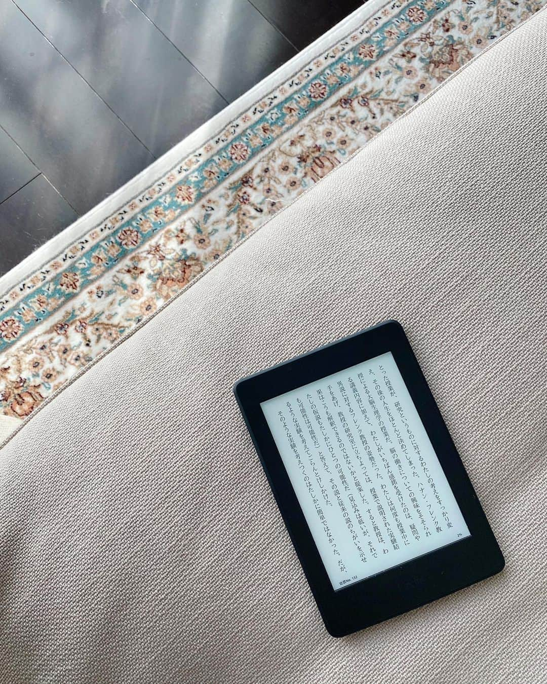 naomin0227さんのインスタグラム写真 - (naomin0227Instagram)「・ ・ ・ 主人のおさがりkindle📖  とっても使いやすいし 読みやすい🎶 もっと早く使えばよかった！w  ますますお家時間が増えそうな。  そして私の横で娘も本を読んでいる！ （マンガ人物伝だけどw）  音のない時間。 娘とこういう時間の過ごし方 いいなぁ〜  少し前まではこんな時間の過ごし方 出来なかった！w  成長を感じる♡！  暖かくなったら、公園でシートひろげて ゆっくり読むのもいいなと 今から心待ちにしてるのです♡  #kindle#amazon #キンドル#アマゾン #読書#読書時間#お家時間」1月30日 14時35分 - naomin0227