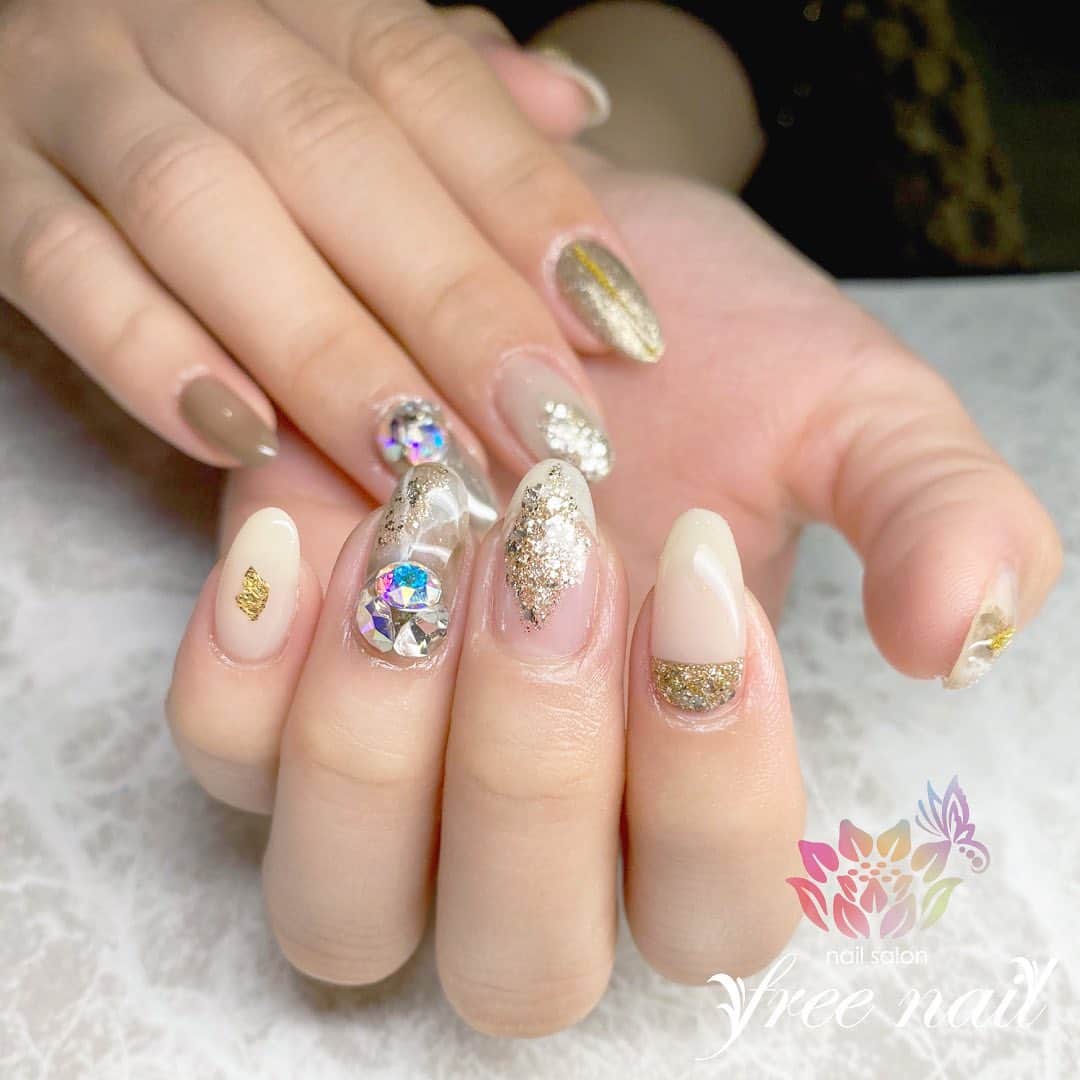 free nail フリーネイルのインスタグラム：「. お客様ネイル💅🏻⛄️❄️ . ビジュー大理石ネイル💎 . 大人ロングネイル🪐✨ . ご来店ありがとうございました🙇🏻‍♀️🙇🏻‍♀️🙇🏻‍♀️💗 . #ネイルアート #ジェルネイル #ネイルサロン #大阪ネイルサロン #ネイルデザイン #ネイルチェンジ #大理石ネイル #ビジューネイル #グリッターネイル #キラキラネイル #ベージュネイル #ゴールドネイル #デザインネイル #トレンドネイル #シンプルネイル #きれいめネイル #ロングネイル #冬ネイル #winternails #nailsart #nailsdid #美甲 #日式美甲 #日式美甲胶 #日本美甲师 #日本美甲老师 #美甲上课 #日本胶 #フリーネイル #freenail」