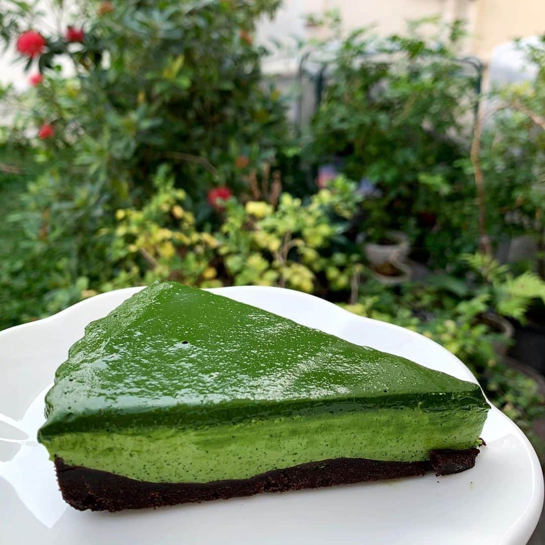 tealilycafeさんのインスタグラム写真 - (tealilycafeInstagram)「MATCHA MOUSSE CAKE   กลับมาตามคำเรียกร้องค่า มัจฉะมูสเค้ก เนื้อเนียนนุ่ม ละมุนสุดๆ รสชาติชาเขียวชัดเจนเช่นเคย หวานน้อยเช่นเคย ทานคู่กับฐานโอรีโอ้กรุบๆ มันๆ แนะนำให้ทาน 3 ชั้นพร้อมกันจะฟินที่สุดเลยค่า  #homematcha」1月30日 14時37分 - home.matcha