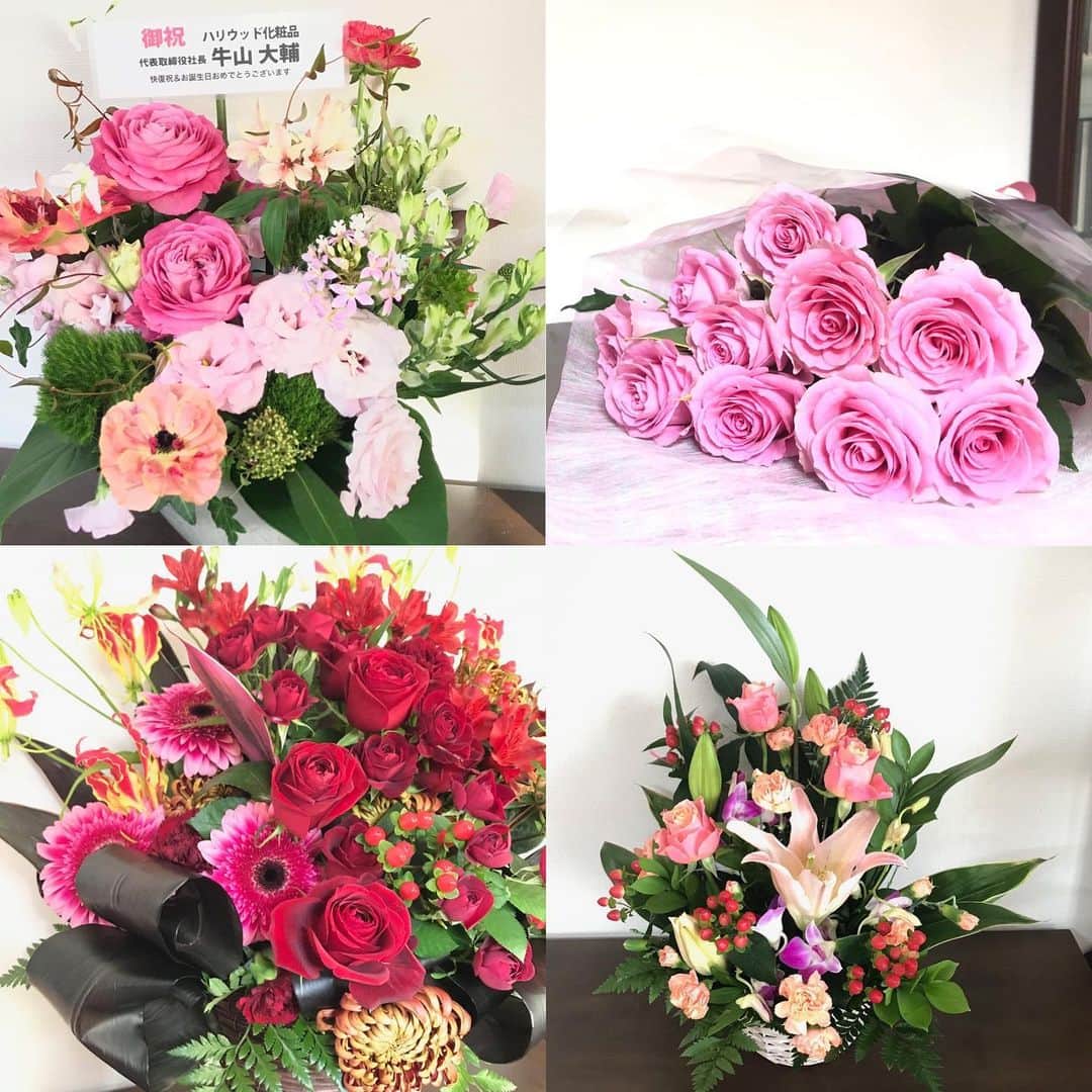 岡村孝子さんのインスタグラム写真 - (岡村孝子Instagram)「お部屋がお花の香りに包まれています💐  昨日1/29は59回目の誕生日でした。 2020年、そして2021年と退院してから２つ歳を重ねることができました。 奇跡だぁ‼︎  昨日はTwitterでみなさんから多くのコメントを頂いたり😍  たくさんのパワーを頂きました。  わくわくしながら包みを開けているうちに、あっという間に1日が過ぎてしまいましたー！！  なんと入浴剤が100個の包みも😆  ケーキにろうそくを立てる時、年齢に忠実に立てるには　ろうそくが足りない・・・と迷っていると、 「この際、四捨五入しちゃえば？」 と乱暴な提案を娘からされましたが・・・😅 きっぱりとお断りをしてバルーンの飾りを立てました☺️ 全く、ぶつぶつ。  本当にあたたかいリスナーさんに支えられています🍀  コンサートでお会いすることが出来ないこんな時も、コメントなどで繋がっていられて・・・嬉しいです。  早く会いたいなあ🤗」1月30日 14時48分 - okamuratakako_official