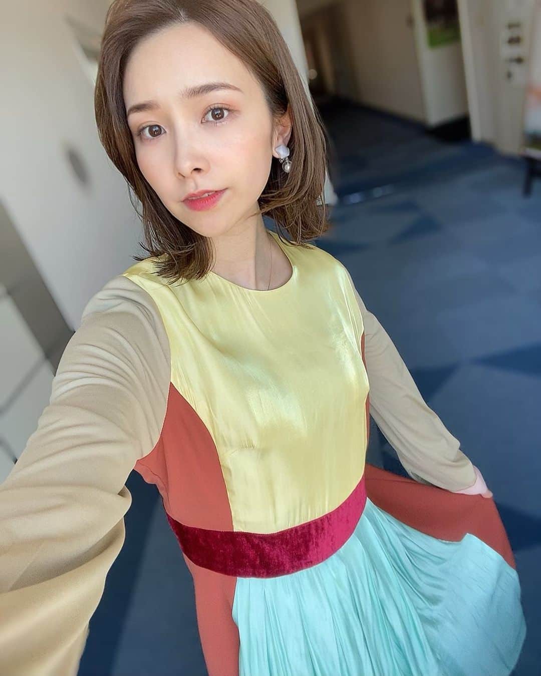 黒澤詩音のインスタグラム：「#中央競馬全レース中継 🐴  ありがとうございました✨ 今週から中京小倉に加え、東京競馬がスタート！  そんな東京の本日のメインは、 #白富士S 🗻 お正月はまだ雪化粧も薄く…なんでお話が番組冒頭でもありましたが、丁度お正月に実は富士山🗻を観てきたので…当たるかなっ？  #衣装提供 👗 #ADELLY さんです！  朝寝起きでレッドブル持って登場する黒澤を、人前に出られる状態にしてくださる、  スタイリストさん、ヘアメイクさんにはいつも感謝です🌼  #競馬 #競馬場 #馬券 #keiba #umajo #announcer  #アナウンサー #キャスター #衣装  #女子アナコーデ #selfie」