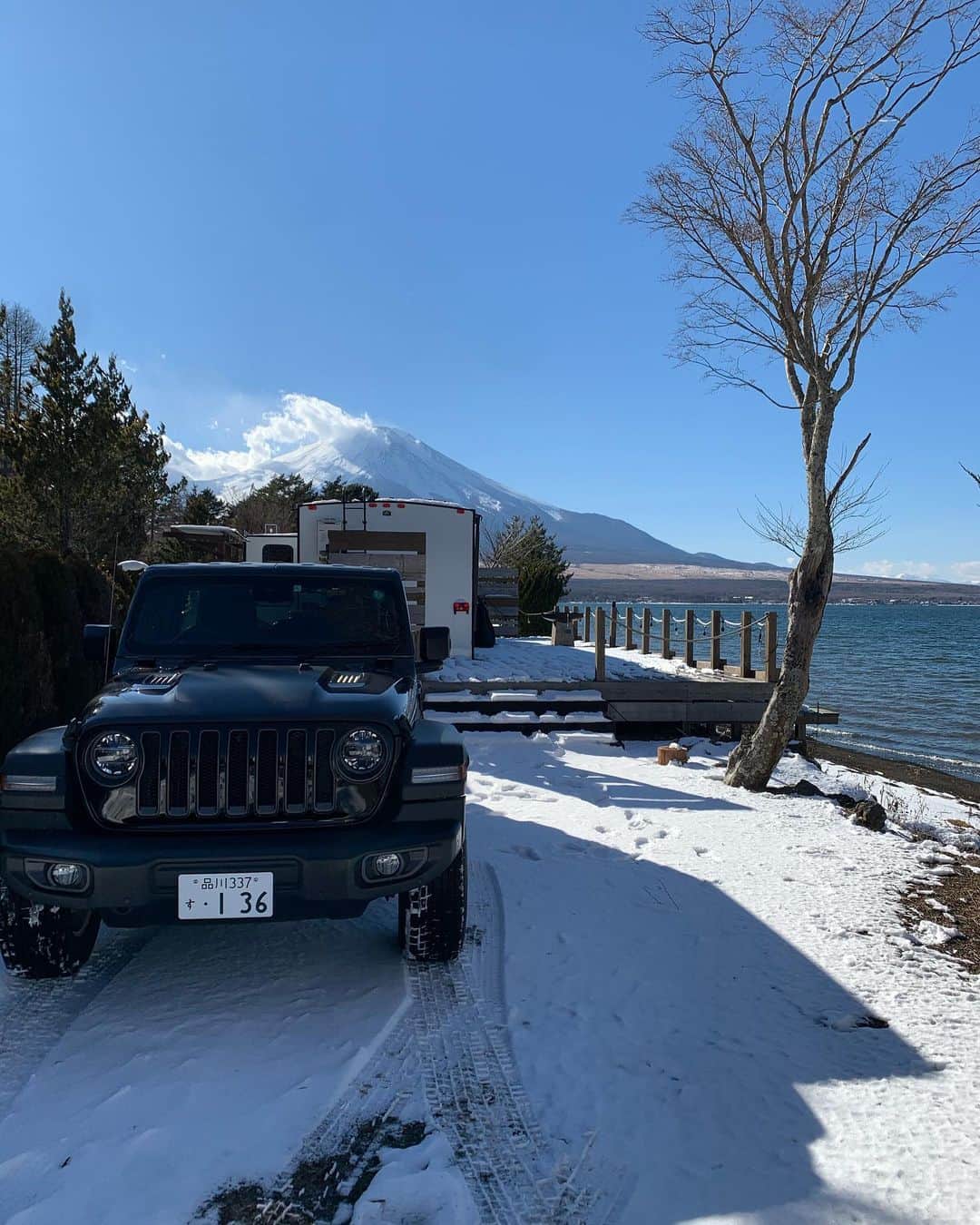 杉原勇武さんのインスタグラム写真 - (杉原勇武Instagram)「山中湖やっぱり雪が積もってました❗️ 薪割りの前に雪かきしなきゃ。」1月30日 14時41分 - isamu_katayama