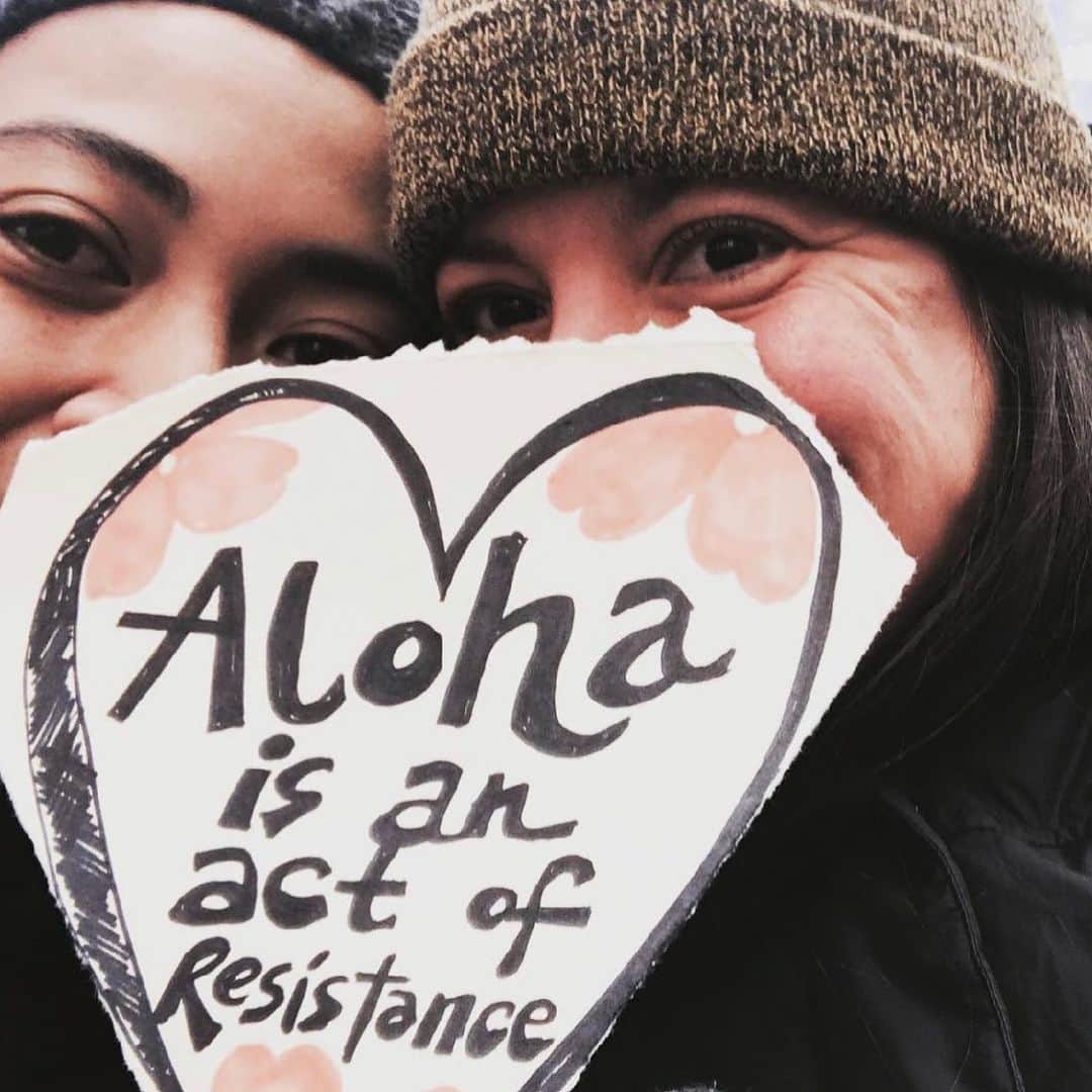 Grace Bonneyさんのインスタグラム写真 - (Grace BonneyInstagram)「@moanaloveniu: Times Square Red Steps: 1 month, March/Women's Herstory Month, everyday for 31 days, I held ceremony and prayer in theTimes Square Red Steps in NYC. Everyday, every morning from 8:00 AM - 8:15 AM. All qwoc/indigenous/trans/Black + Brown/ woc / nonbinary/ gnc/ 2spirit/ women are invited. First picture: Words by Jenny Holzer, who decades ago, shared these words on a billboard in Time Square. In honor of her and the women who came before me. Today's prayer I gave thanks to all the amazing women in my life. All the ones who have been by my side during this journey we call life. All the ones who give their life for other women to have the best, greatest lives including themselves. I sing our names, all my sisters' names, who are missing, detained, incarcerated and killed. You make a difference and you matter. Stay woke. Last picture: English translation: We want us alive and free. Last morning for these rituals/prayers/ceremony . Last day of the month. Still on my Moon Cycle. With mi hermanx, Johanna and Zelene singing songs, praying, medicine and goodness, uplifting all our Sisters everywhere who are missing, detained, incarcerated and killed. Cedar, sage, angelic goodness from Cyprus, rattle and drum. La Cuándera. Poder. Mujer. Sangré. Connection. Abuelas. Keffiyeh and care. Voice and fists, we sing our songs. Touch and hair. Wind and water. We the fire. You are with with us. Our lives matter. Every breath, every drop of blood. Let the moon cuddle the sun. We uplift you! Happy Birthday to Johanna's Mama today! To the completion of all these prayers this month, in the name of all our Sisters, our work continues. Our love continues. We can't die we multiply. We want us alive and free. Axe, Axe, Axe and Axe. 'Ofa lahi atu. Ilove you. 💕❤️💕❤️💕❤️❤️So much love + light #SayHerName」1月30日 14時56分 - designsponge