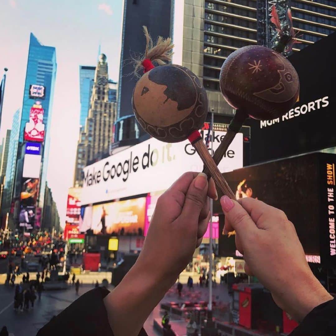Grace Bonneyさんのインスタグラム写真 - (Grace BonneyInstagram)「@moanaloveniu: Times Square Red Steps: 1 month, March/Women's Herstory Month, everyday for 31 days, I held ceremony and prayer in theTimes Square Red Steps in NYC. Everyday, every morning from 8:00 AM - 8:15 AM. All qwoc/indigenous/trans/Black + Brown/ woc / nonbinary/ gnc/ 2spirit/ women are invited. First picture: Words by Jenny Holzer, who decades ago, shared these words on a billboard in Time Square. In honor of her and the women who came before me. Today's prayer I gave thanks to all the amazing women in my life. All the ones who have been by my side during this journey we call life. All the ones who give their life for other women to have the best, greatest lives including themselves. I sing our names, all my sisters' names, who are missing, detained, incarcerated and killed. You make a difference and you matter. Stay woke. Last picture: English translation: We want us alive and free. Last morning for these rituals/prayers/ceremony . Last day of the month. Still on my Moon Cycle. With mi hermanx, Johanna and Zelene singing songs, praying, medicine and goodness, uplifting all our Sisters everywhere who are missing, detained, incarcerated and killed. Cedar, sage, angelic goodness from Cyprus, rattle and drum. La Cuándera. Poder. Mujer. Sangré. Connection. Abuelas. Keffiyeh and care. Voice and fists, we sing our songs. Touch and hair. Wind and water. We the fire. You are with with us. Our lives matter. Every breath, every drop of blood. Let the moon cuddle the sun. We uplift you! Happy Birthday to Johanna's Mama today! To the completion of all these prayers this month, in the name of all our Sisters, our work continues. Our love continues. We can't die we multiply. We want us alive and free. Axe, Axe, Axe and Axe. 'Ofa lahi atu. Ilove you. 💕❤️💕❤️💕❤️❤️So much love + light #SayHerName」1月30日 14時56分 - designsponge