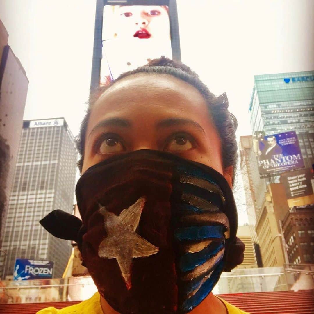 Grace Bonneyさんのインスタグラム写真 - (Grace BonneyInstagram)「@moanaloveniu: Times Square Red Steps: 1 month, March/Women's Herstory Month, everyday for 31 days, I held ceremony and prayer in theTimes Square Red Steps in NYC. Everyday, every morning from 8:00 AM - 8:15 AM. All qwoc/indigenous/trans/Black + Brown/ woc / nonbinary/ gnc/ 2spirit/ women are invited. First picture: Words by Jenny Holzer, who decades ago, shared these words on a billboard in Time Square. In honor of her and the women who came before me. Today's prayer I gave thanks to all the amazing women in my life. All the ones who have been by my side during this journey we call life. All the ones who give their life for other women to have the best, greatest lives including themselves. I sing our names, all my sisters' names, who are missing, detained, incarcerated and killed. You make a difference and you matter. Stay woke. Last picture: English translation: We want us alive and free. Last morning for these rituals/prayers/ceremony . Last day of the month. Still on my Moon Cycle. With mi hermanx, Johanna and Zelene singing songs, praying, medicine and goodness, uplifting all our Sisters everywhere who are missing, detained, incarcerated and killed. Cedar, sage, angelic goodness from Cyprus, rattle and drum. La Cuándera. Poder. Mujer. Sangré. Connection. Abuelas. Keffiyeh and care. Voice and fists, we sing our songs. Touch and hair. Wind and water. We the fire. You are with with us. Our lives matter. Every breath, every drop of blood. Let the moon cuddle the sun. We uplift you! Happy Birthday to Johanna's Mama today! To the completion of all these prayers this month, in the name of all our Sisters, our work continues. Our love continues. We can't die we multiply. We want us alive and free. Axe, Axe, Axe and Axe. 'Ofa lahi atu. Ilove you. 💕❤️💕❤️💕❤️❤️So much love + light #SayHerName」1月30日 14時56分 - designsponge