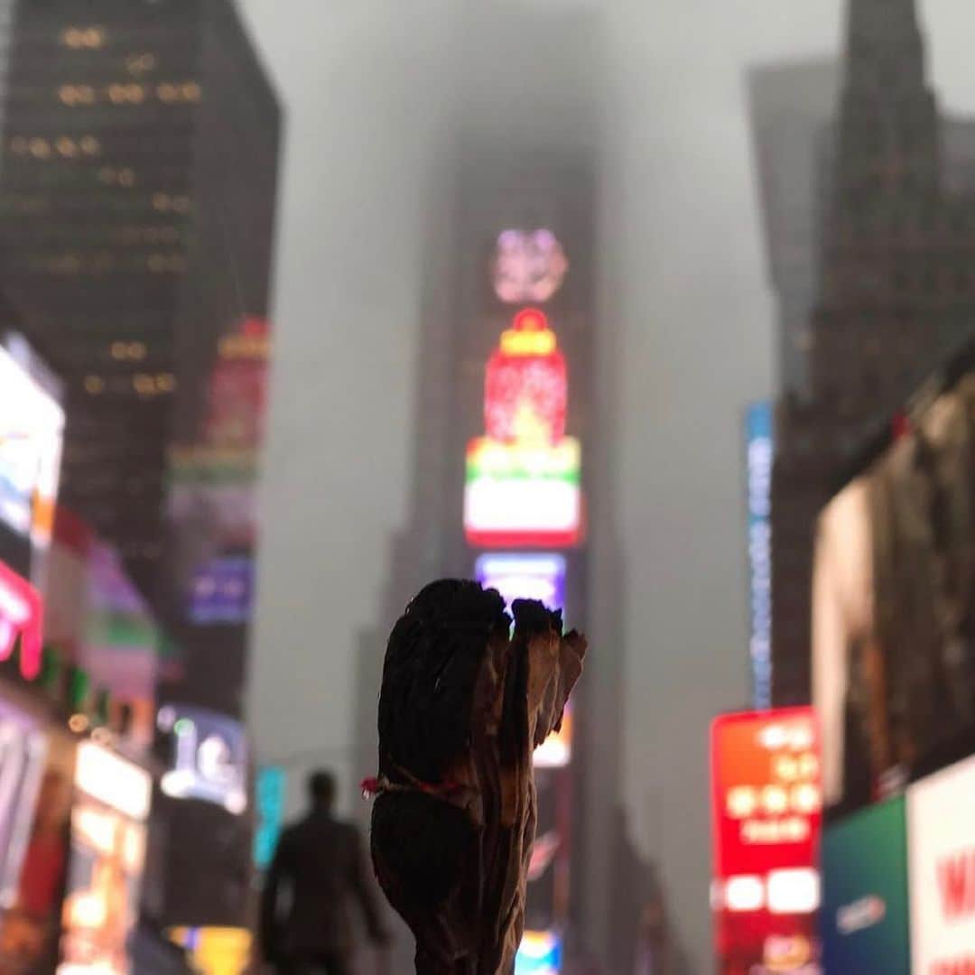 Grace Bonneyさんのインスタグラム写真 - (Grace BonneyInstagram)「@moanaloveniu: Times Square Red Steps: 1 month, March/Women's Herstory Month, everyday for 31 days, I held ceremony and prayer in theTimes Square Red Steps in NYC. Everyday, every morning from 8:00 AM - 8:15 AM. All qwoc/indigenous/trans/Black + Brown/ woc / nonbinary/ gnc/ 2spirit/ women are invited. First picture: Words by Jenny Holzer, who decades ago, shared these words on a billboard in Time Square. In honor of her and the women who came before me. Today's prayer I gave thanks to all the amazing women in my life. All the ones who have been by my side during this journey we call life. All the ones who give their life for other women to have the best, greatest lives including themselves. I sing our names, all my sisters' names, who are missing, detained, incarcerated and killed. You make a difference and you matter. Stay woke. Last picture: English translation: We want us alive and free. Last morning for these rituals/prayers/ceremony . Last day of the month. Still on my Moon Cycle. With mi hermanx, Johanna and Zelene singing songs, praying, medicine and goodness, uplifting all our Sisters everywhere who are missing, detained, incarcerated and killed. Cedar, sage, angelic goodness from Cyprus, rattle and drum. La Cuándera. Poder. Mujer. Sangré. Connection. Abuelas. Keffiyeh and care. Voice and fists, we sing our songs. Touch and hair. Wind and water. We the fire. You are with with us. Our lives matter. Every breath, every drop of blood. Let the moon cuddle the sun. We uplift you! Happy Birthday to Johanna's Mama today! To the completion of all these prayers this month, in the name of all our Sisters, our work continues. Our love continues. We can't die we multiply. We want us alive and free. Axe, Axe, Axe and Axe. 'Ofa lahi atu. Ilove you. 💕❤️💕❤️💕❤️❤️So much love + light #SayHerName」1月30日 14時56分 - designsponge