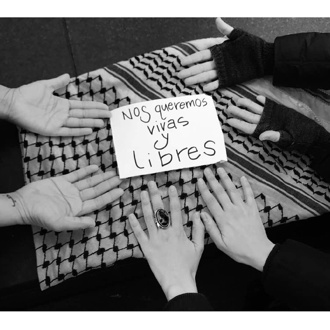 Grace Bonneyさんのインスタグラム写真 - (Grace BonneyInstagram)「@moanaloveniu: Times Square Red Steps: 1 month, March/Women's Herstory Month, everyday for 31 days, I held ceremony and prayer in theTimes Square Red Steps in NYC. Everyday, every morning from 8:00 AM - 8:15 AM. All qwoc/indigenous/trans/Black + Brown/ woc / nonbinary/ gnc/ 2spirit/ women are invited. First picture: Words by Jenny Holzer, who decades ago, shared these words on a billboard in Time Square. In honor of her and the women who came before me. Today's prayer I gave thanks to all the amazing women in my life. All the ones who have been by my side during this journey we call life. All the ones who give their life for other women to have the best, greatest lives including themselves. I sing our names, all my sisters' names, who are missing, detained, incarcerated and killed. You make a difference and you matter. Stay woke. Last picture: English translation: We want us alive and free. Last morning for these rituals/prayers/ceremony . Last day of the month. Still on my Moon Cycle. With mi hermanx, Johanna and Zelene singing songs, praying, medicine and goodness, uplifting all our Sisters everywhere who are missing, detained, incarcerated and killed. Cedar, sage, angelic goodness from Cyprus, rattle and drum. La Cuándera. Poder. Mujer. Sangré. Connection. Abuelas. Keffiyeh and care. Voice and fists, we sing our songs. Touch and hair. Wind and water. We the fire. You are with with us. Our lives matter. Every breath, every drop of blood. Let the moon cuddle the sun. We uplift you! Happy Birthday to Johanna's Mama today! To the completion of all these prayers this month, in the name of all our Sisters, our work continues. Our love continues. We can't die we multiply. We want us alive and free. Axe, Axe, Axe and Axe. 'Ofa lahi atu. Ilove you. 💕❤️💕❤️💕❤️❤️So much love + light #SayHerName」1月30日 14時56分 - designsponge