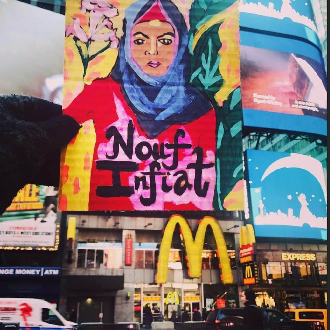 Grace Bonneyさんのインスタグラム写真 - (Grace BonneyInstagram)「@moanaloveniu: Times Square Red Steps: 1 month, March/Women's Herstory Month, everyday for 31 days, I held ceremony and prayer in theTimes Square Red Steps in NYC. Everyday, every morning from 8:00 AM - 8:15 AM. All qwoc/indigenous/trans/Black + Brown/ woc / nonbinary/ gnc/ 2spirit/ women are invited. First picture: Words by Jenny Holzer, who decades ago, shared these words on a billboard in Time Square. In honor of her and the women who came before me. Today's prayer I gave thanks to all the amazing women in my life. All the ones who have been by my side during this journey we call life. All the ones who give their life for other women to have the best, greatest lives including themselves. I sing our names, all my sisters' names, who are missing, detained, incarcerated and killed. You make a difference and you matter. Stay woke. Last picture: English translation: We want us alive and free. Last morning for these rituals/prayers/ceremony . Last day of the month. Still on my Moon Cycle. With mi hermanx, Johanna and Zelene singing songs, praying, medicine and goodness, uplifting all our Sisters everywhere who are missing, detained, incarcerated and killed. Cedar, sage, angelic goodness from Cyprus, rattle and drum. La Cuándera. Poder. Mujer. Sangré. Connection. Abuelas. Keffiyeh and care. Voice and fists, we sing our songs. Touch and hair. Wind and water. We the fire. You are with with us. Our lives matter. Every breath, every drop of blood. Let the moon cuddle the sun. We uplift you! Happy Birthday to Johanna's Mama today! To the completion of all these prayers this month, in the name of all our Sisters, our work continues. Our love continues. We can't die we multiply. We want us alive and free. Axe, Axe, Axe and Axe. 'Ofa lahi atu. Ilove you. 💕❤️💕❤️💕❤️❤️So much love + light #SayHerName」1月30日 14時56分 - designsponge