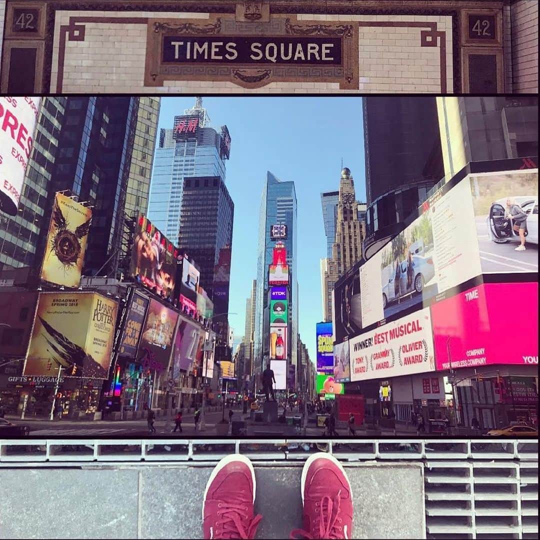 Grace Bonneyさんのインスタグラム写真 - (Grace BonneyInstagram)「@moanaloveniu: Times Square Red Steps: 1 month, March/Women's Herstory Month, everyday for 31 days, I held ceremony and prayer in theTimes Square Red Steps in NYC. Everyday, every morning from 8:00 AM - 8:15 AM. All qwoc/indigenous/trans/Black + Brown/ woc / nonbinary/ gnc/ 2spirit/ women are invited. First picture: Words by Jenny Holzer, who decades ago, shared these words on a billboard in Time Square. In honor of her and the women who came before me. Today's prayer I gave thanks to all the amazing women in my life. All the ones who have been by my side during this journey we call life. All the ones who give their life for other women to have the best, greatest lives including themselves. I sing our names, all my sisters' names, who are missing, detained, incarcerated and killed. You make a difference and you matter. Stay woke. Last picture: English translation: We want us alive and free. Last morning for these rituals/prayers/ceremony . Last day of the month. Still on my Moon Cycle. With mi hermanx, Johanna and Zelene singing songs, praying, medicine and goodness, uplifting all our Sisters everywhere who are missing, detained, incarcerated and killed. Cedar, sage, angelic goodness from Cyprus, rattle and drum. La Cuándera. Poder. Mujer. Sangré. Connection. Abuelas. Keffiyeh and care. Voice and fists, we sing our songs. Touch and hair. Wind and water. We the fire. You are with with us. Our lives matter. Every breath, every drop of blood. Let the moon cuddle the sun. We uplift you! Happy Birthday to Johanna's Mama today! To the completion of all these prayers this month, in the name of all our Sisters, our work continues. Our love continues. We can't die we multiply. We want us alive and free. Axe, Axe, Axe and Axe. 'Ofa lahi atu. Ilove you. 💕❤️💕❤️💕❤️❤️So much love + light #SayHerName」1月30日 14時56分 - designsponge