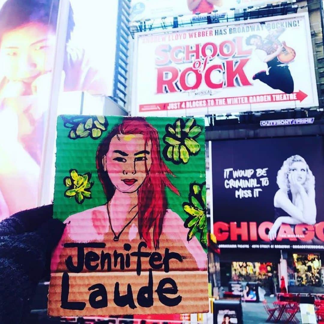 Grace Bonneyさんのインスタグラム写真 - (Grace BonneyInstagram)「@moanaloveniu: Times Square Red Steps: 1 month, March/Women's Herstory Month, everyday for 31 days, I held ceremony and prayer in theTimes Square Red Steps in NYC. Everyday, every morning from 8:00 AM - 8:15 AM. All qwoc/indigenous/trans/Black + Brown/ woc / nonbinary/ gnc/ 2spirit/ women are invited. First picture: Words by Jenny Holzer, who decades ago, shared these words on a billboard in Time Square. In honor of her and the women who came before me. Today's prayer I gave thanks to all the amazing women in my life. All the ones who have been by my side during this journey we call life. All the ones who give their life for other women to have the best, greatest lives including themselves. I sing our names, all my sisters' names, who are missing, detained, incarcerated and killed. You make a difference and you matter. Stay woke. Last picture: English translation: We want us alive and free. Last morning for these rituals/prayers/ceremony . Last day of the month. Still on my Moon Cycle. With mi hermanx, Johanna and Zelene singing songs, praying, medicine and goodness, uplifting all our Sisters everywhere who are missing, detained, incarcerated and killed. Cedar, sage, angelic goodness from Cyprus, rattle and drum. La Cuándera. Poder. Mujer. Sangré. Connection. Abuelas. Keffiyeh and care. Voice and fists, we sing our songs. Touch and hair. Wind and water. We the fire. You are with with us. Our lives matter. Every breath, every drop of blood. Let the moon cuddle the sun. We uplift you! Happy Birthday to Johanna's Mama today! To the completion of all these prayers this month, in the name of all our Sisters, our work continues. Our love continues. We can't die we multiply. We want us alive and free. Axe, Axe, Axe and Axe. 'Ofa lahi atu. Ilove you. 💕❤️💕❤️💕❤️❤️So much love + light #SayHerName」1月30日 14時56分 - designsponge