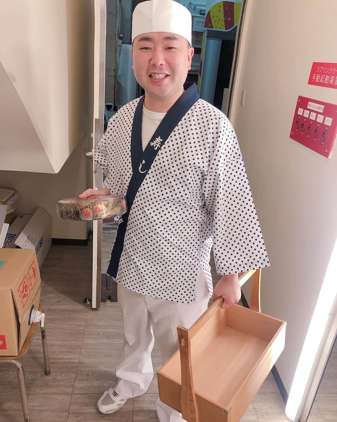鮫島幸恵さんのインスタグラム写真 - (鮫島幸恵Instagram)「本日放送の酒井藍姉さん座長の吉本新喜劇、ご覧いただけましたでしょうか😊？ ご覧いただけました皆様、ありがとうございました！ 放送まだだよ地域の皆様、お楽しみに🥰  あたたかい、とても素敵な家族のお話でした😌  お医者さんの伊賀兄さんと看護師のわたし。 そして！ お寿司屋さんの衣装が似合い過ぎてる啓之兄さんにもお写真撮らせていただきました😆」1月30日 14時50分 - ysmtsnkgk_ys