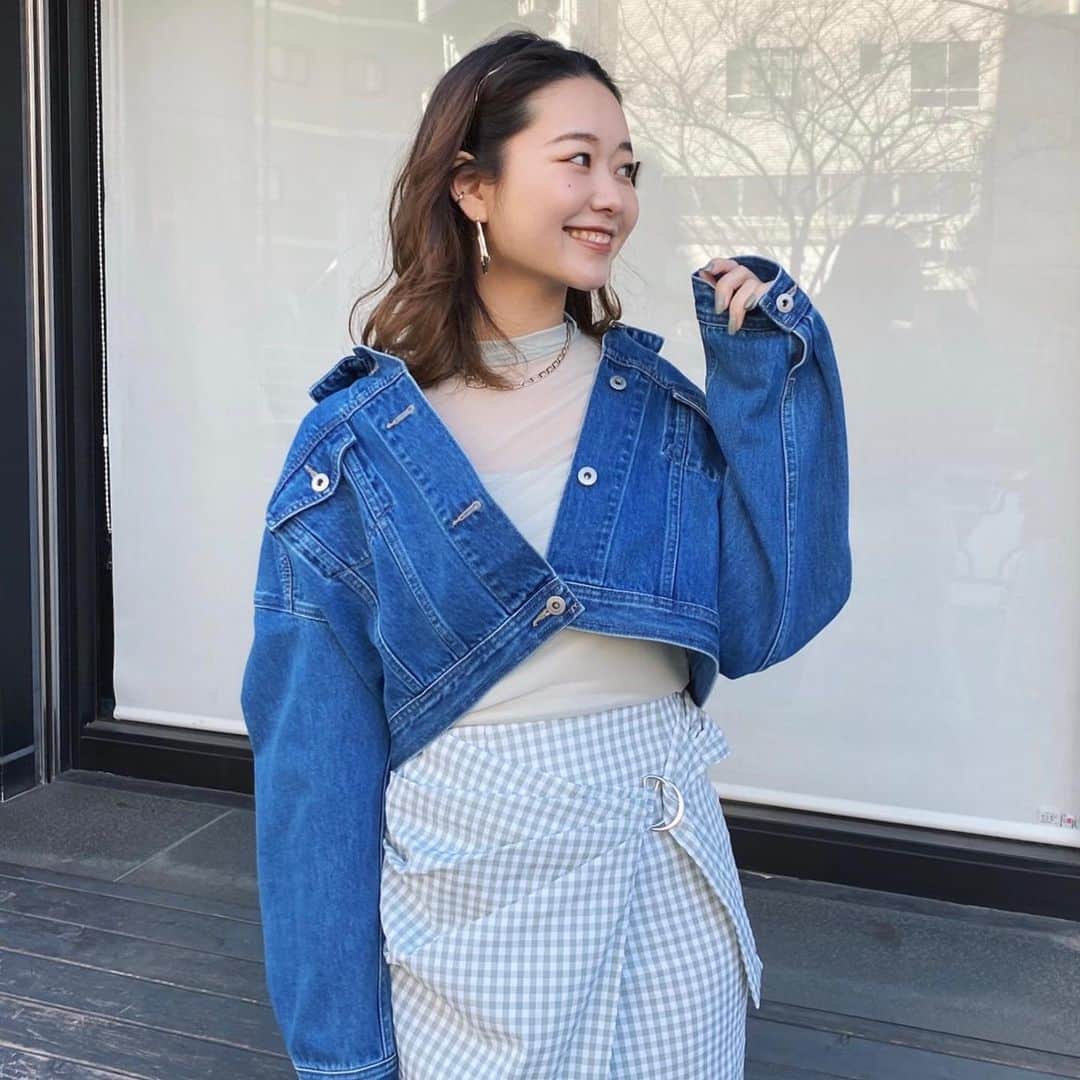 ikeda chizuruさんのインスタグラム写真 - (ikeda chizuruInstagram)「春のアイテムでリアルに欲しい物﻿ またまた着てみたよ〜♡👗﻿ ﻿ ミントカラーのギンガムスカートに﻿ 透けすけカットソーを合わせて﻿ ﻿ スニーカーとGジャンでカジュアルに﻿ 90'Sぽく着たいな〜と思って👌﻿ ﻿ 着た感想は、このカットソー3色買うわ🙏﻿ 久しぶりの全色買います宣言。﻿ ってくらいに気に入りました♡﻿ ﻿ ﻿ RUNWAYchannelで予約出来て、﻿ 10%OFFクーポン【MS_03842】﻿ も使えるからぜひ使ってね〜〜☺️﻿ —————————————————﻿ コーデ詳細は @mercuryduo_chizuru ﻿ TOPのURLからチェックしてね✔ ✔」1月30日 14時58分 - mercuryduo_chizuru