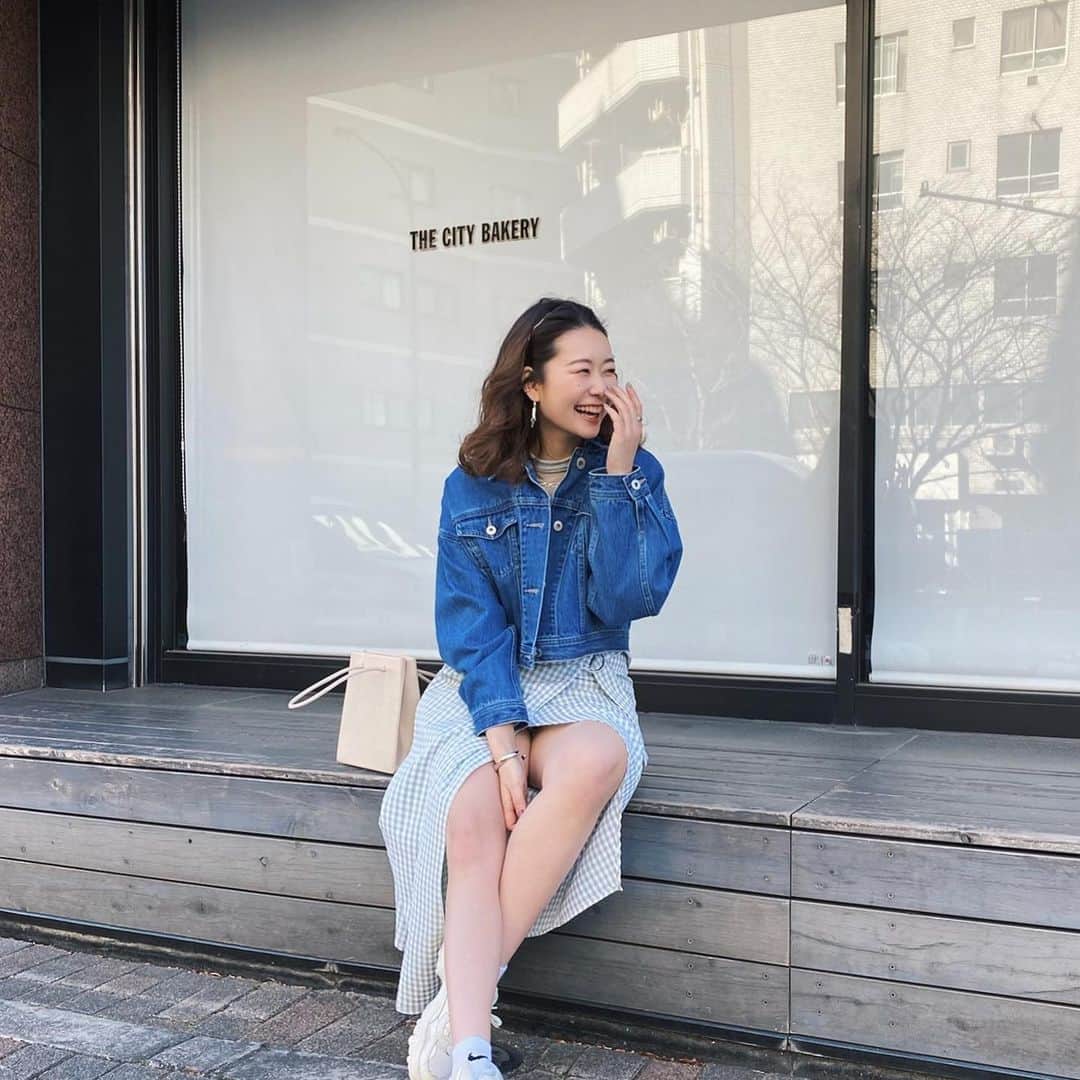 ikeda chizuruのインスタグラム：「春のアイテムでリアルに欲しい物﻿ またまた着てみたよ〜♡👗﻿ ﻿ ミントカラーのギンガムスカートに﻿ 透けすけカットソーを合わせて﻿ ﻿ スニーカーとGジャンでカジュアルに﻿ 90'Sぽく着たいな〜と思って👌﻿ ﻿ 着た感想は、このカットソー3色買うわ🙏﻿ 久しぶりの全色買います宣言。﻿ ってくらいに気に入りました♡﻿ ﻿ ﻿ RUNWAYchannelで予約出来て、﻿ 10%OFFクーポン【MS_03842】﻿ も使えるからぜひ使ってね〜〜☺️﻿ —————————————————﻿ コーデ詳細は @mercuryduo_chizuru ﻿ TOPのURLからチェックしてね✔ ✔」