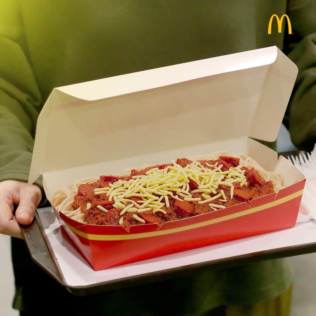 McDonald's Philippinesのインスタグラム：「Make  meal times with family extra special with our deliciously shareable McSpaghetti Platter. 🍝  Order now at McDonald‘s via Dine-In, Drive-Thru, Take Out, or Pick-Up. You can also order via the McDelivery PH App, website,  or call 8888-6236 (NCR).」