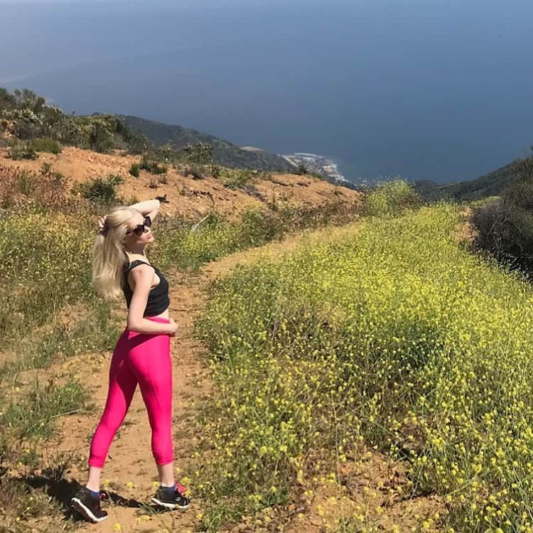 Charlotte Stokelyさんのインスタグラム写真 - (Charlotte StokelyInstagram)「🐝 ☀️ 🌺 Climb higher for the better view. 🌺🐝☀️ #charlottestokely #savethebees #climbing #naturewalk #sunshine」1月30日 15時08分 - charlottestokely