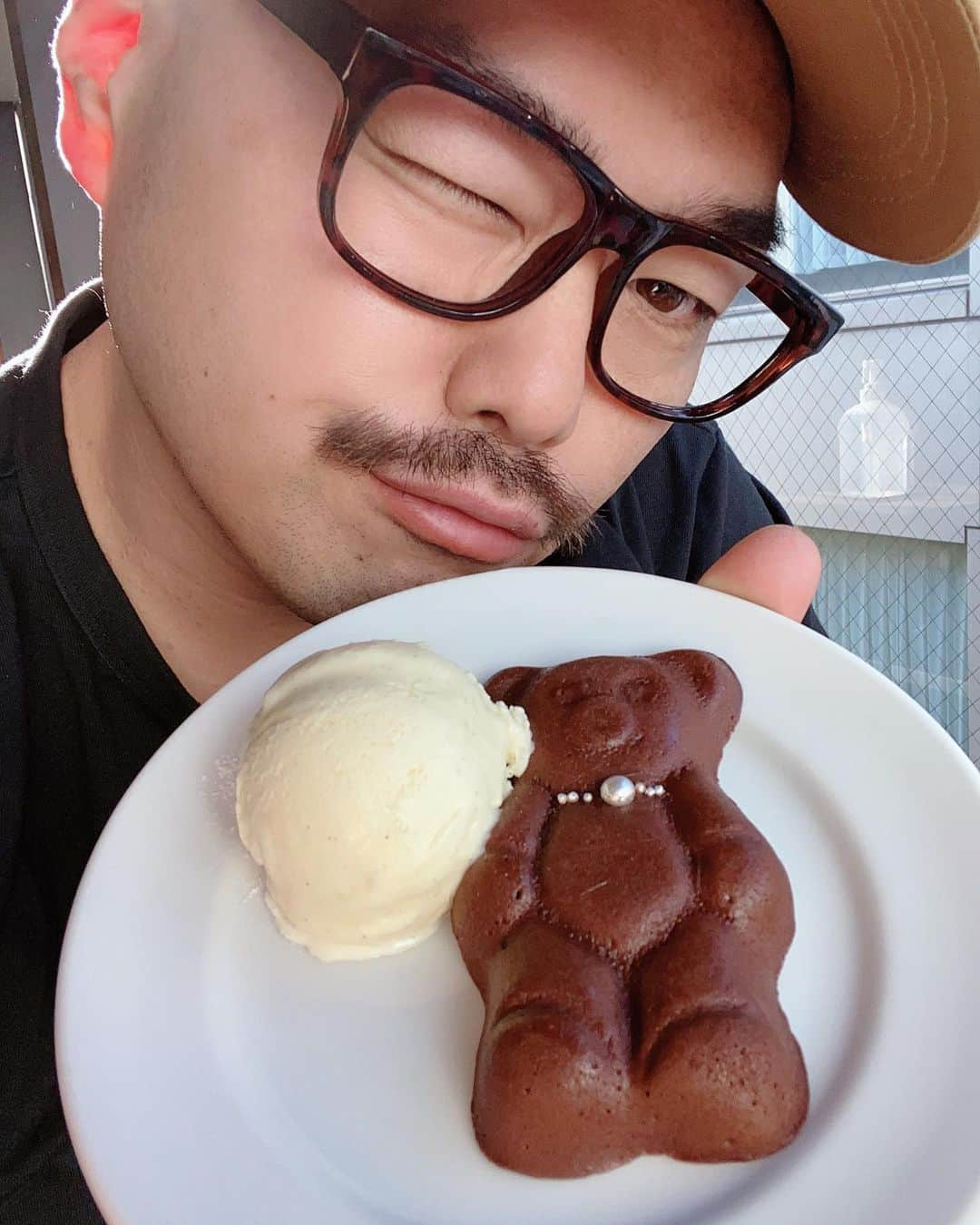 クロちゃんさんのインスタグラム写真 - (クロちゃんInstagram)「朝昼兼用ご飯  クマしゃんショコラだしん！  雰囲気的に3時のおやつみたいになっちゃってるしんねー。  #クロちゃん　#クマちゃん　#朝昼兼用ご飯」1月30日 15時10分 - kurochandesuwawa