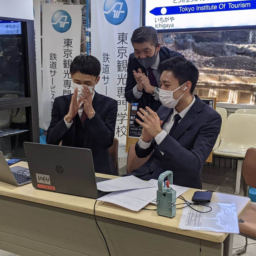 東京観光専門学校さんのインスタグラム写真 - (東京観光専門学校Instagram)「今日の鉄道サービス学科の オンラインオープンキャンパスは 参加者さんと一緒に鉄道クイズを行いました🙆 クイズは学生スタッフのお手製💡 （ちょっとマニアなものも⁉️） とても盛り上がっていましたよ😆✨  またお待ちしています⭐ #東京観光専門学校　#鉄道サービス学科　#オープンキャンパス　#オンラインオープンキャンパス　#鉄道専門学校　#進路決定　#高校生　#2021年入学　#鉄道に詳しくなくてもいいんです　#鉄道学生スタッフ」1月30日 15時11分 - tokan_1967