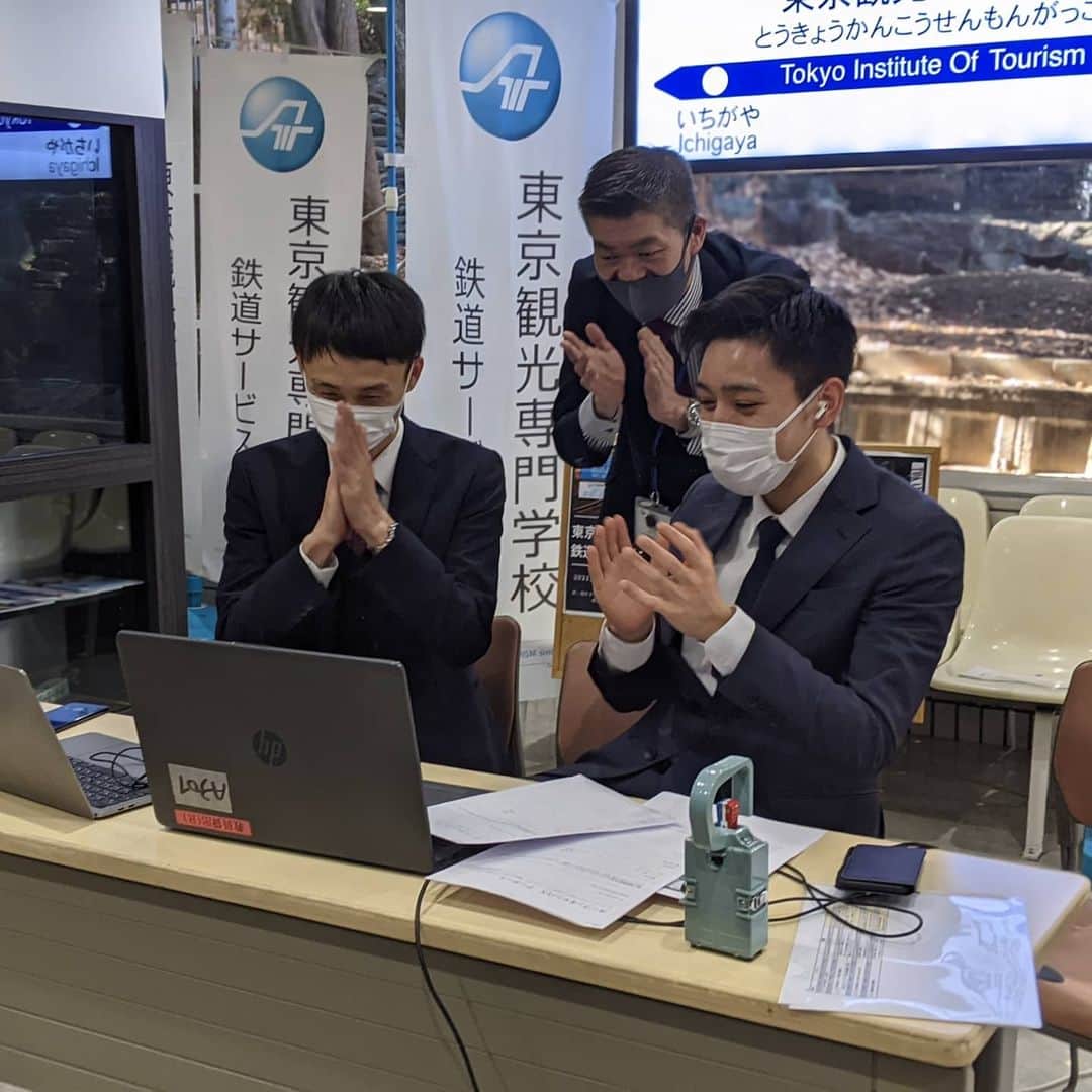東京観光専門学校さんのインスタグラム写真 - (東京観光専門学校Instagram)「今日の鉄道サービス学科の オンラインオープンキャンパスは 参加者さんと一緒に鉄道クイズを行いました🙆 クイズは学生スタッフのお手製💡 （ちょっとマニアなものも⁉️） とても盛り上がっていましたよ😆✨  またお待ちしています⭐ #東京観光専門学校　#鉄道サービス学科　#オープンキャンパス　#オンラインオープンキャンパス　#鉄道専門学校　#進路決定　#高校生　#2021年入学　#鉄道に詳しくなくてもいいんです　#鉄道学生スタッフ」1月30日 15時11分 - tokan_1967