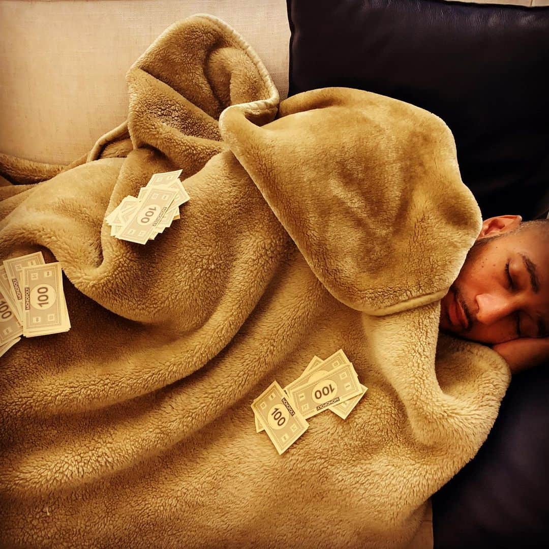のインスタグラム：「My kids did this photo shoot😂😂😂😂😂😂😂😂😂😂😂😂😂😂 they made it rain on me 🥳🥳🥳🥳🥳」