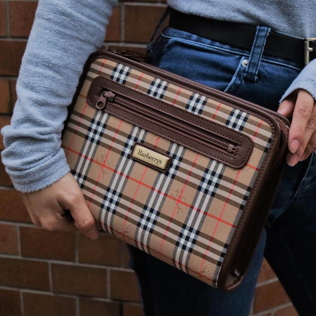 Vintage Brand Boutique AMOREさんのインスタグラム写真 - (Vintage Brand Boutique AMOREInstagram)「Burberry’s House check clutch.  On website search for AO32616  ✈️Free Shipping Worldwide 📩DM for more info and pricing  ➡️info@amorevintagetokyo.com   #burberry #vintageburberry #vintagebag」1月30日 15時15分 - amore_tokyo