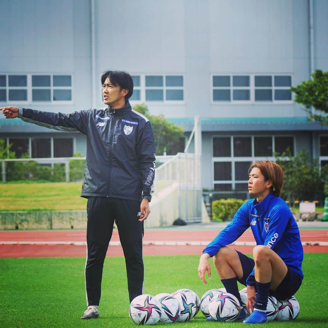 FC東京オフィシャルグッズさんのインスタグラム写真 - (FC東京オフィシャルグッズInstagram)「🔵🔴 #2021沖縄camp #広報camera 📸  今年もこの師弟コンビの姿が見られました🙆🏻‍♂️🔵🔴  今シーズン、 #中村拓海 選手の #佐藤由紀彦 コーチ直伝絶品クロスを何度も見たいですね！🙋🏻‍♂️🔵🔴 @n.tkm316  @fctokyoofficial  #FC東京 #fctokyo #沖縄キャンプ #okinawa #camp #tokyo」1月30日 15時16分 - fctokyoofficial