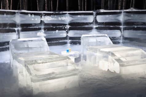 星野リゾート　トマムさんのインスタグラム写真 - (星野リゾート　トマムInstagram)「氷の露天風呂 Ice-made outdoor bath  氷の街「アイスヴィレッジ」の氷のホテルには、白樺の森に囲まれた氷の露天風呂が併設されています。占冠村の「湯の沢温泉」からくみ上げた温泉を使用。温泉のお湯は、冷えた身体をじんわりと芯から温めるナトリウム・カルシウム塩化物冷鉱泉です。  湯船の周りは氷でできており、お湯につかり身体の芯までじっくりと温めながら、幻想的な氷と白樺の冬景色を楽しめます。露天風呂の後は、氷の湯上がり処や氷のホテルででゆったり過ごせます。  #HoshinoResorts #星野リゾート #tomamu #hoshinoresortstomamu #星野リゾートトマム #トマム #risonaretomamu #リゾナーレトマム #risonare #リゾナーレ #北海道旅行 #星野集團 #Hokkaidotrip #アイスヴィレッジ #icevillage #icehotel」1月30日 15時16分 - hoshinoresorts_tomamu