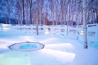 のインスタグラム：「氷の露天風呂 Ice-made outdoor bath  氷の街「アイスヴィレッジ」の氷のホテルには、白樺の森に囲まれた氷の露天風呂が併設されています。占冠村の「湯の沢温泉」からくみ上げた温泉を使用。温泉のお湯は、冷えた身体をじんわりと芯から温めるナトリウム・カルシウム塩化物冷鉱泉です。  湯船の周りは氷でできており、お湯につかり身体の芯までじっくりと温めながら、幻想的な氷と白樺の冬景色を楽しめます。露天風呂の後は、氷の湯上がり処や氷のホテルででゆったり過ごせます。  #HoshinoResorts #星野リゾート #tomamu #hoshinoresortstomamu #星野リゾートトマム #トマム #risonaretomamu #リゾナーレトマム #risonare #リゾナーレ #北海道旅行 #星野集團 #Hokkaidotrip #アイスヴィレッジ #icevillage #icehotel」