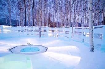 星野リゾート　トマムのインスタグラム：「氷の露天風呂 Ice-made outdoor bath  氷の街「アイスヴィレッジ」の氷のホテルには、白樺の森に囲まれた氷の露天風呂が併設されています。占冠村の「湯の沢温泉」からくみ上げた温泉を使用。温泉のお湯は、冷えた身体をじんわりと芯から温めるナトリウム・カルシウム塩化物冷鉱泉です。  湯船の周りは氷でできており、お湯につかり身体の芯までじっくりと温めながら、幻想的な氷と白樺の冬景色を楽しめます。露天風呂の後は、氷の湯上がり処や氷のホテルででゆったり過ごせます。  #HoshinoResorts #星野リゾート #tomamu #hoshinoresortstomamu #星野リゾートトマム #トマム #risonaretomamu #リゾナーレトマム #risonare #リゾナーレ #北海道旅行 #星野集團 #Hokkaidotrip #アイスヴィレッジ #icevillage #icehotel」