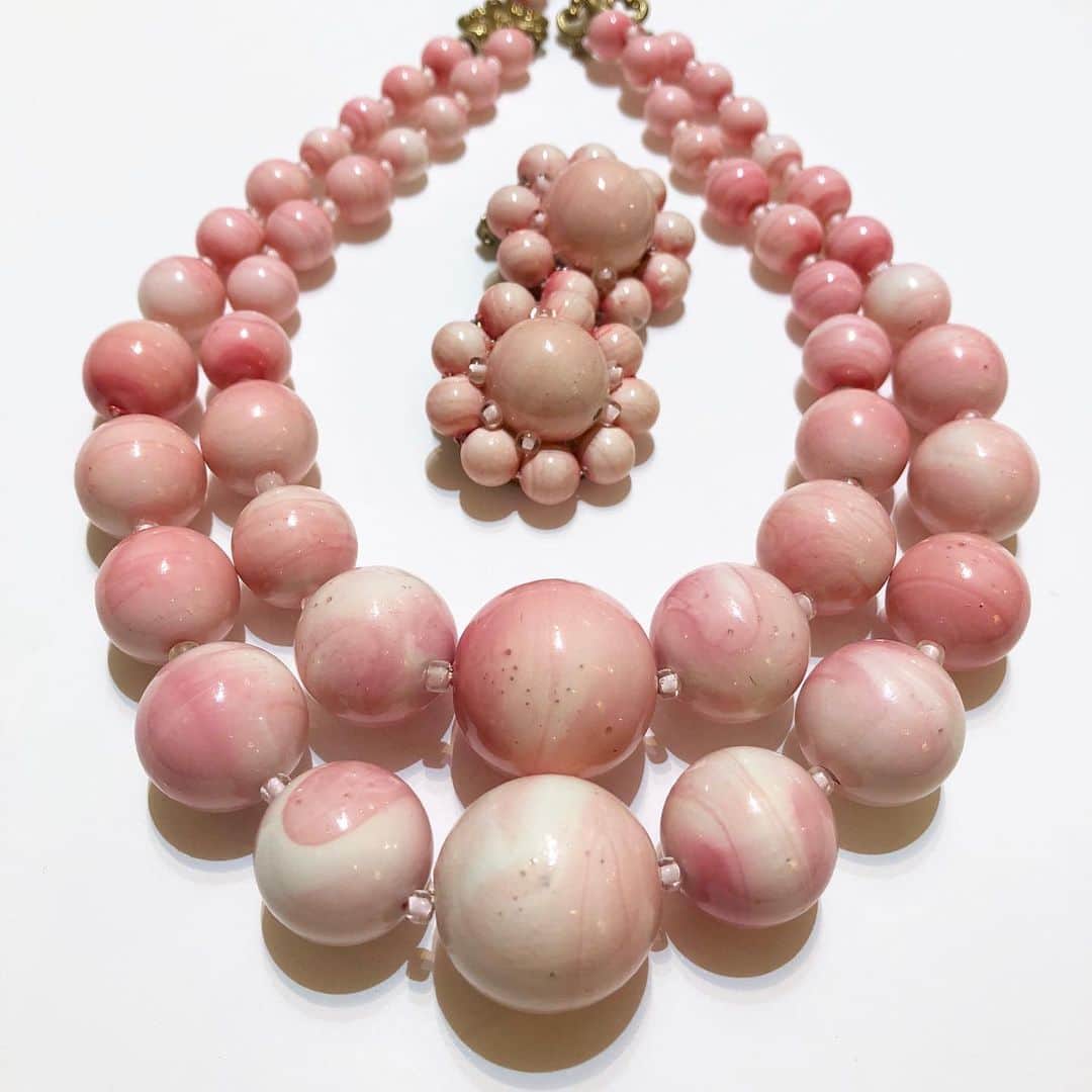 NUTTY Vintage&Collectibleのインスタグラム：「🍑RECOMMEND VINTAGE🍑  ☑︎vtg peach beads earrings&necklace  ジューシーな桃のような可愛らしいイヤリングとネックレス♡  Formal Fair 2021期間中、 ヴィンテージジュエリーが全て10%OFF！  🛒VINTAGE ONLINE STOREにてお買い求めいただけます🛒  ---------------------------------------------------- 💐Formal Fair 2021💐1/18(mon)~ ☑︎ヴィンテージジュエリーALL10%OFF  🚌送料無料🚌1/15(fri)~ ☑︎VINTAGE ONLINE STORE ¥10000以上 ☑︎SELECT BOUTIQUE ONLINE STORE ¥5000以上 お買い上げで全国一律送料無料！ （※ONLINE STORE/その他通販全て対象） ----------------------------------------------------」
